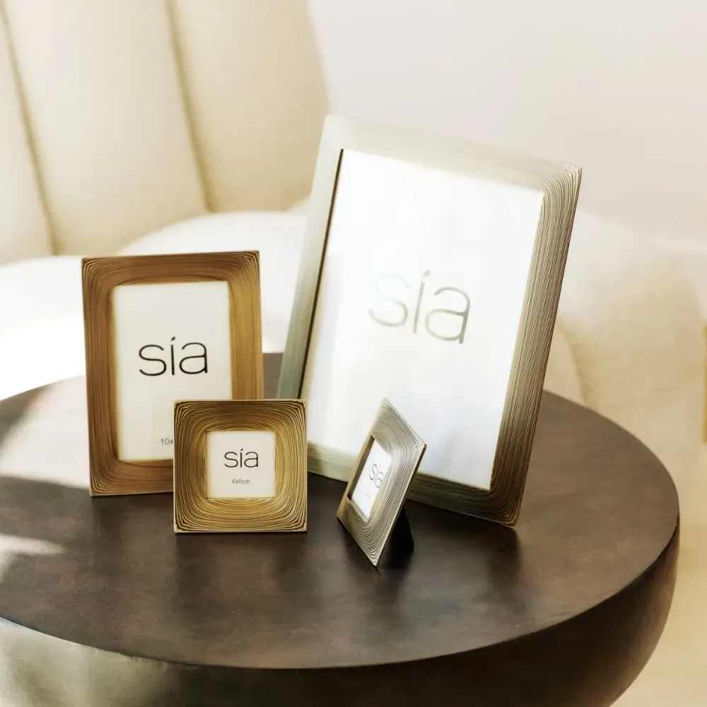 Illustration numéro 2 du produit Set de 2 cadres photo en alliage de zinc beige 6x6