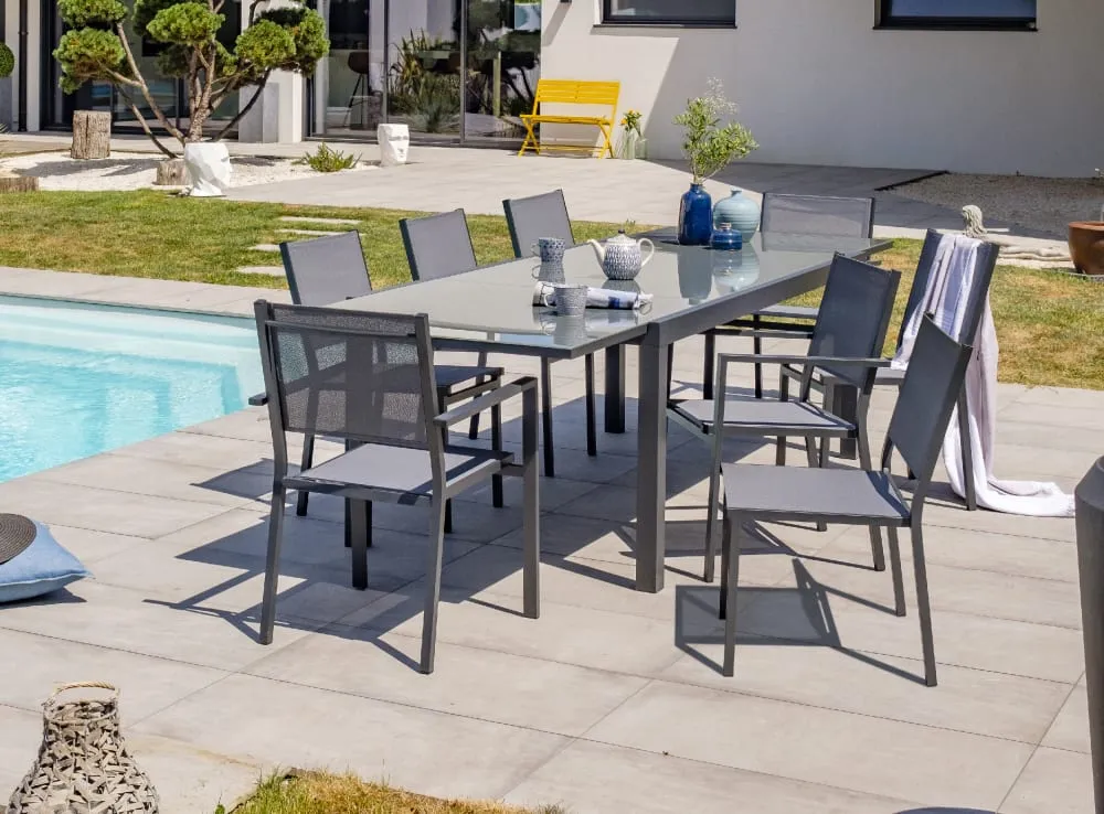 Illustration numéro 2 du produit Ensemble repas 8 places en aluminium et plateau verre