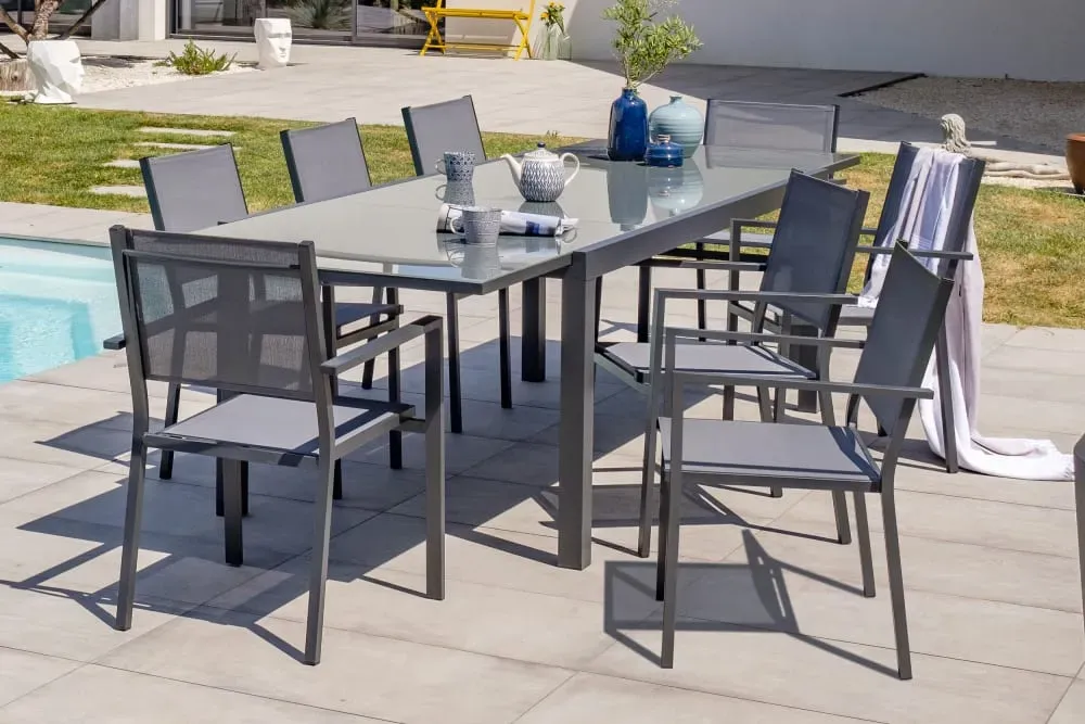 Illustration numéro 2 du produit Ensemble repas 8 places en aluminium et plateau verre