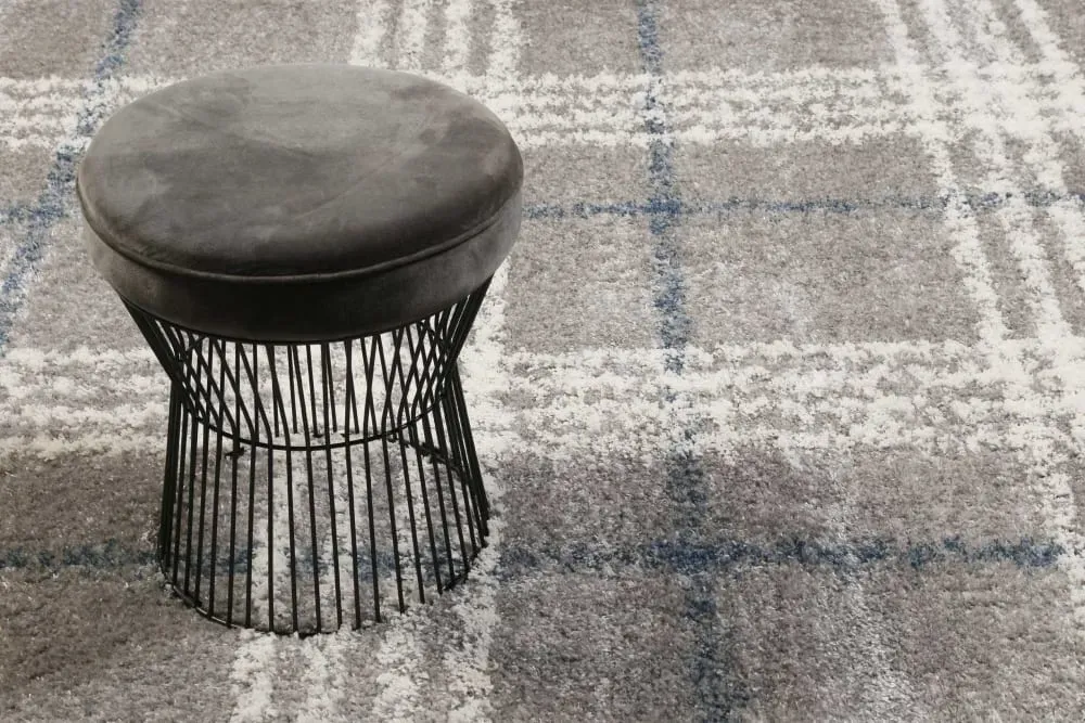 Illustration numéro 2 du produit Tapis à poils longs tartan gris, ivoire et bleu 133x200