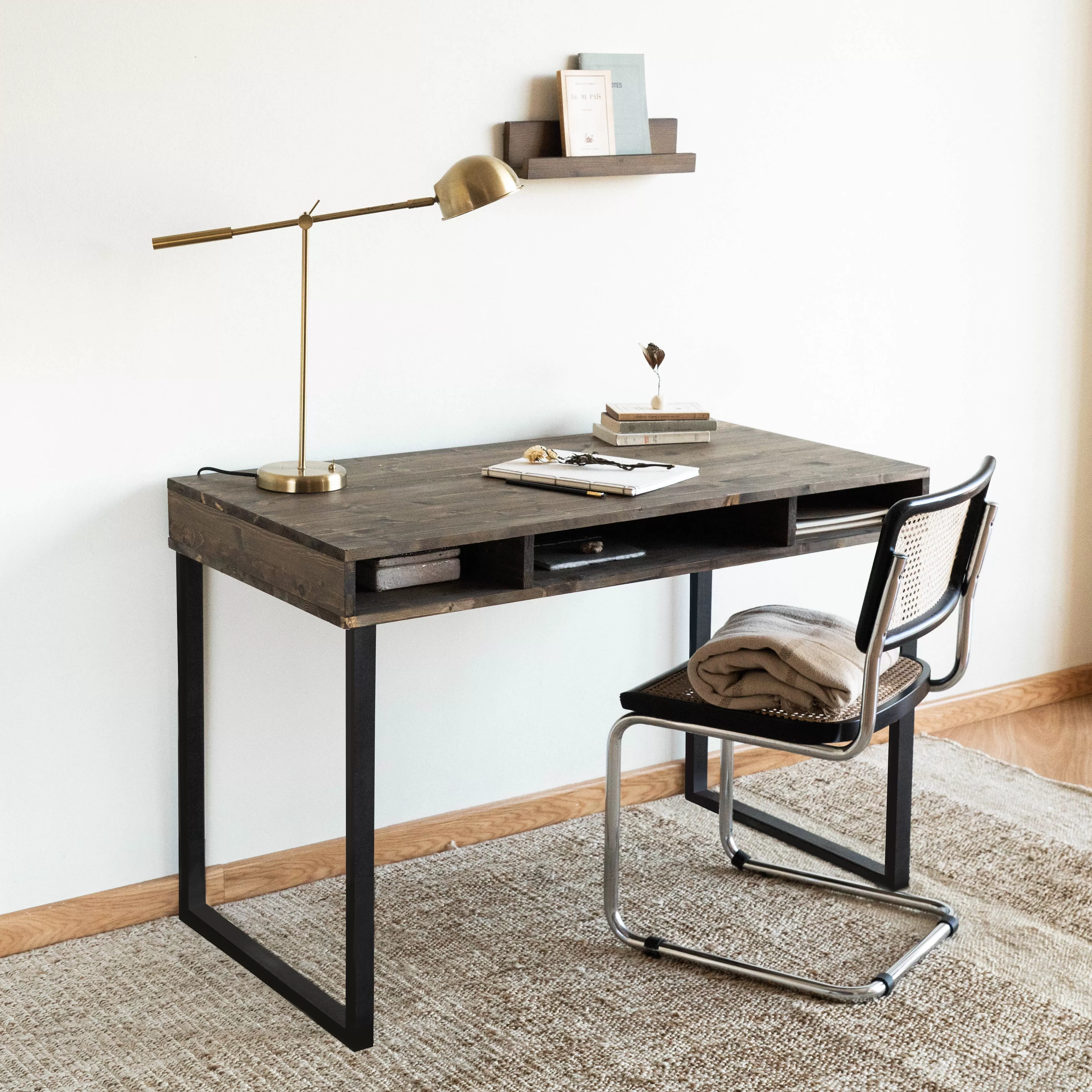 Illustration numéro 2 du produit Bureau en bois avec tiroirs marron