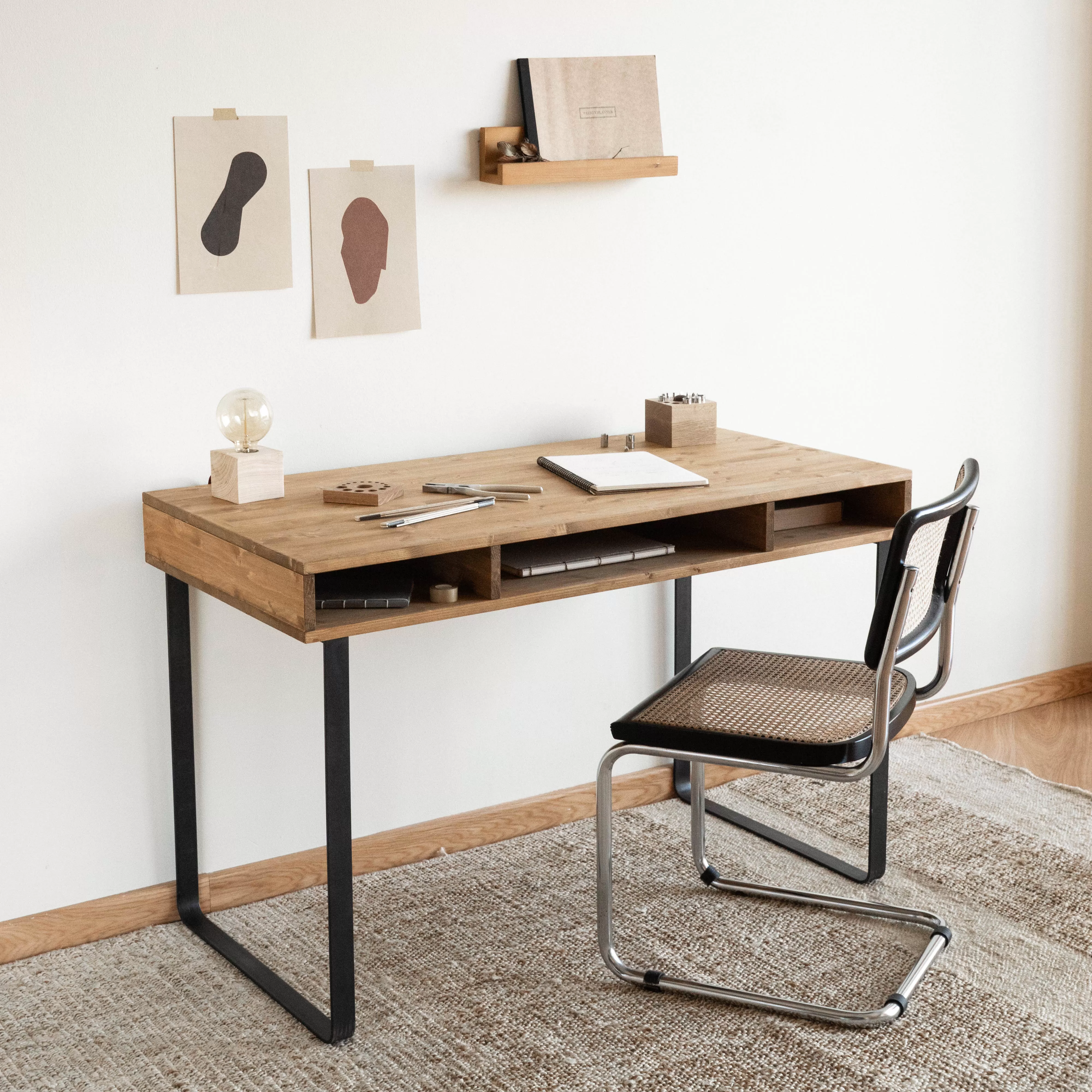 Illustration numéro 2 du produit Bureau en bois avec tiroirs marron clair