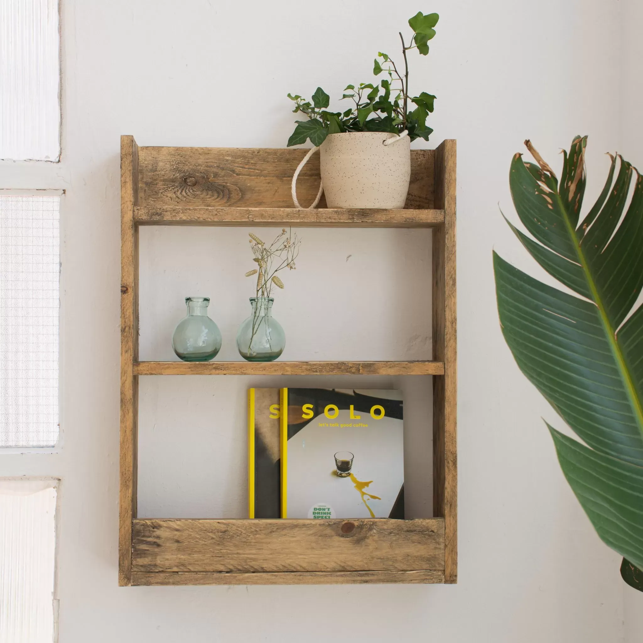 Illustration numéro 2 du produit Etagère en bois de couleur marron 60 cm