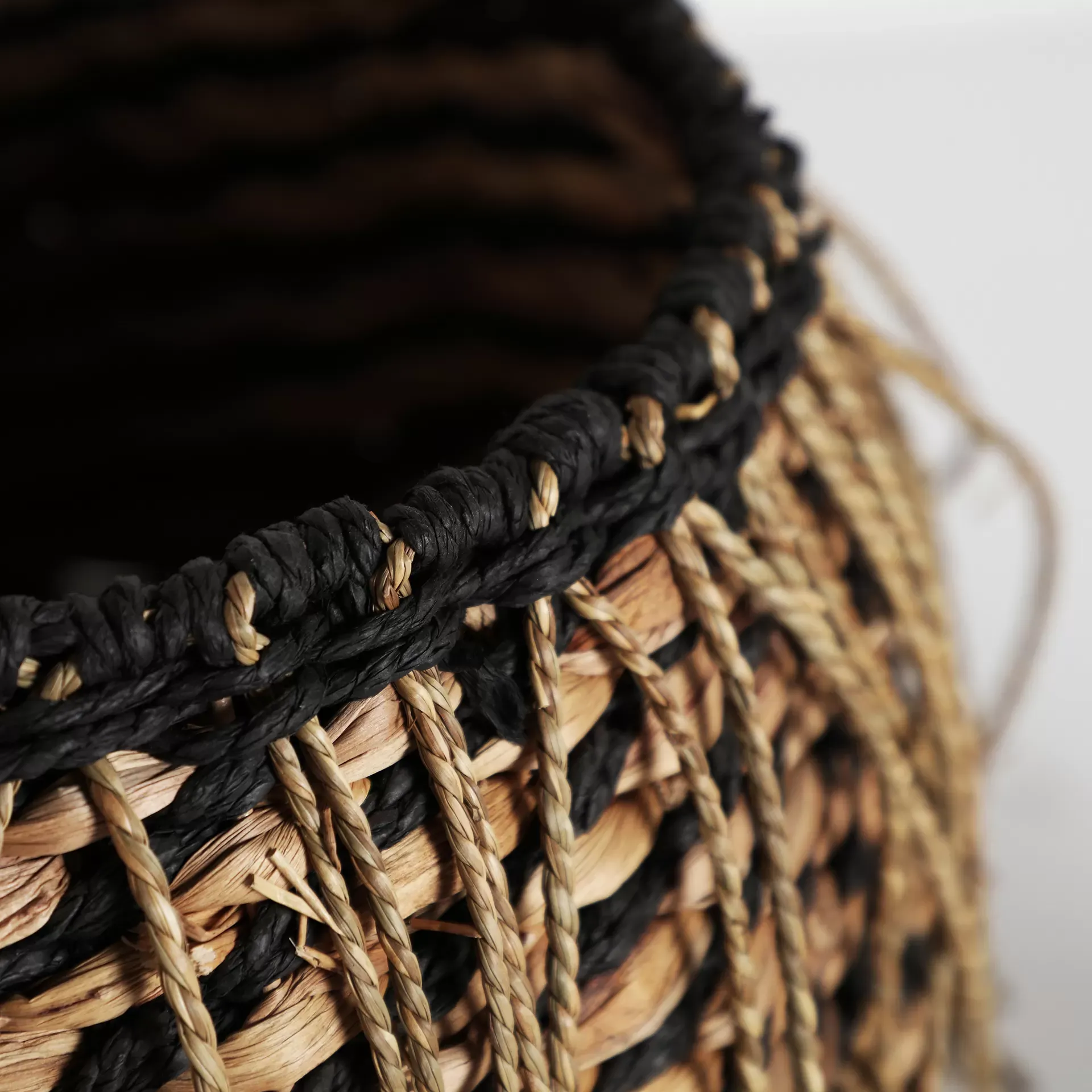 Illustration numéro 2 du produit Corbeille en fibre naturelle noir 33x33x41 cm