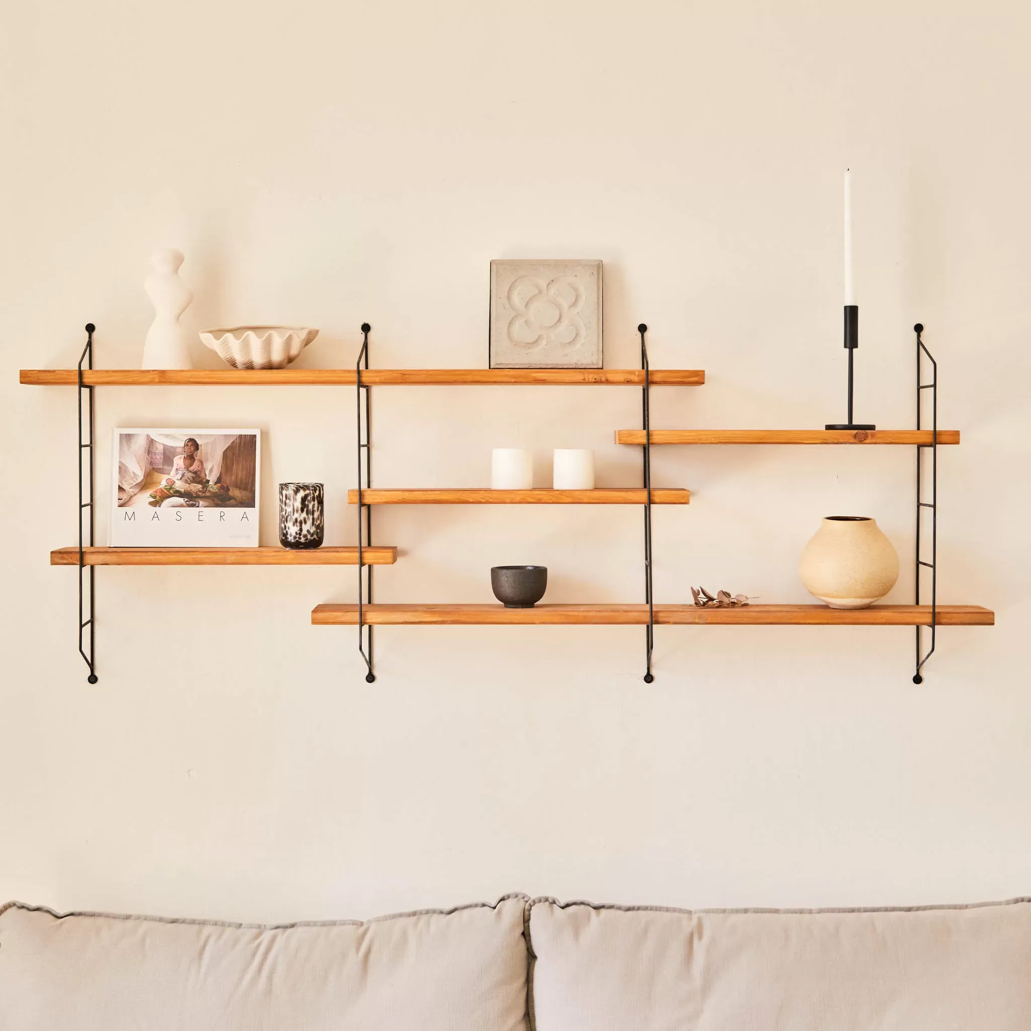 Illustration numéro 2 du produit Etagère en bois de couleur marron clair