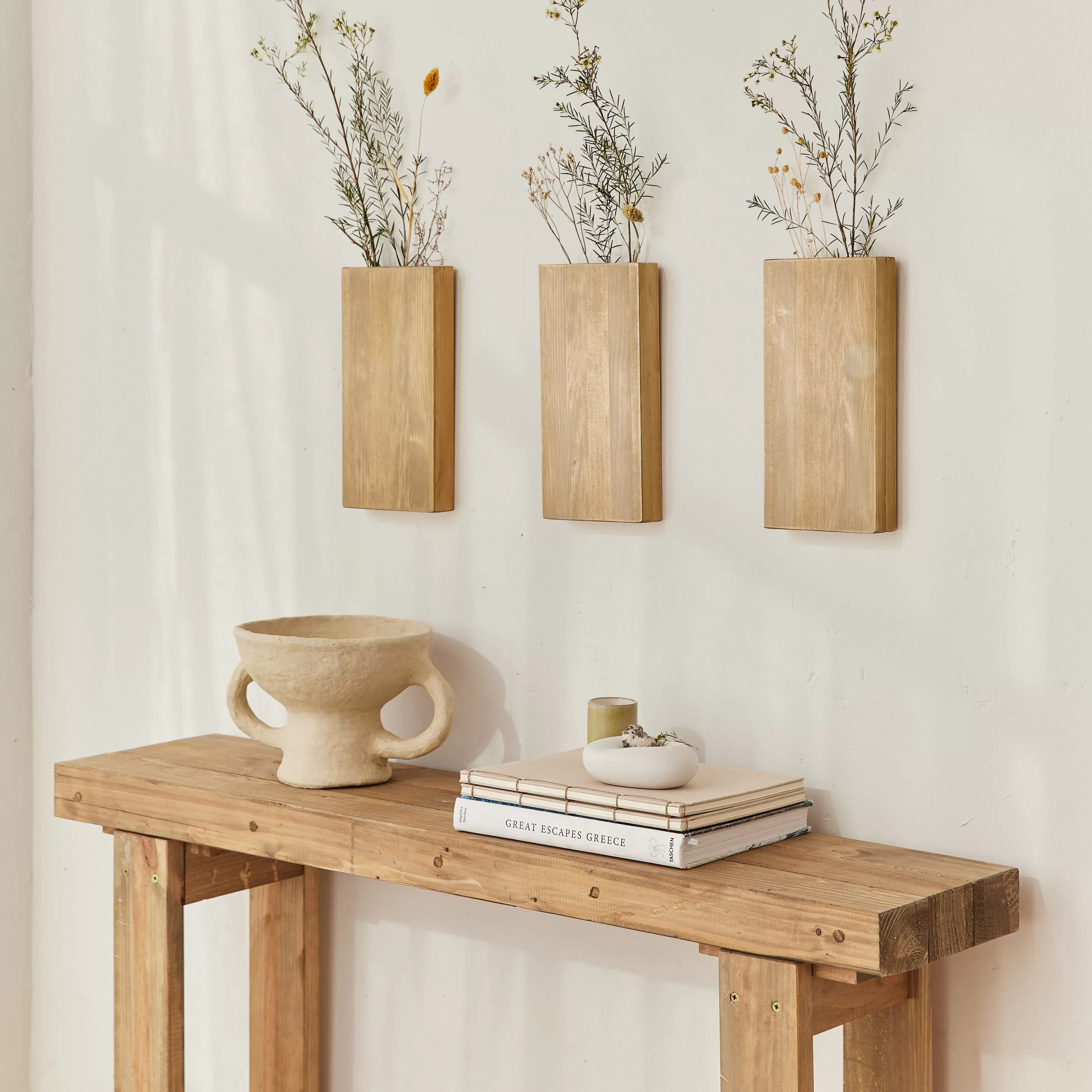 Illustration numéro 2 du produit Vase mural en bois 1 unité