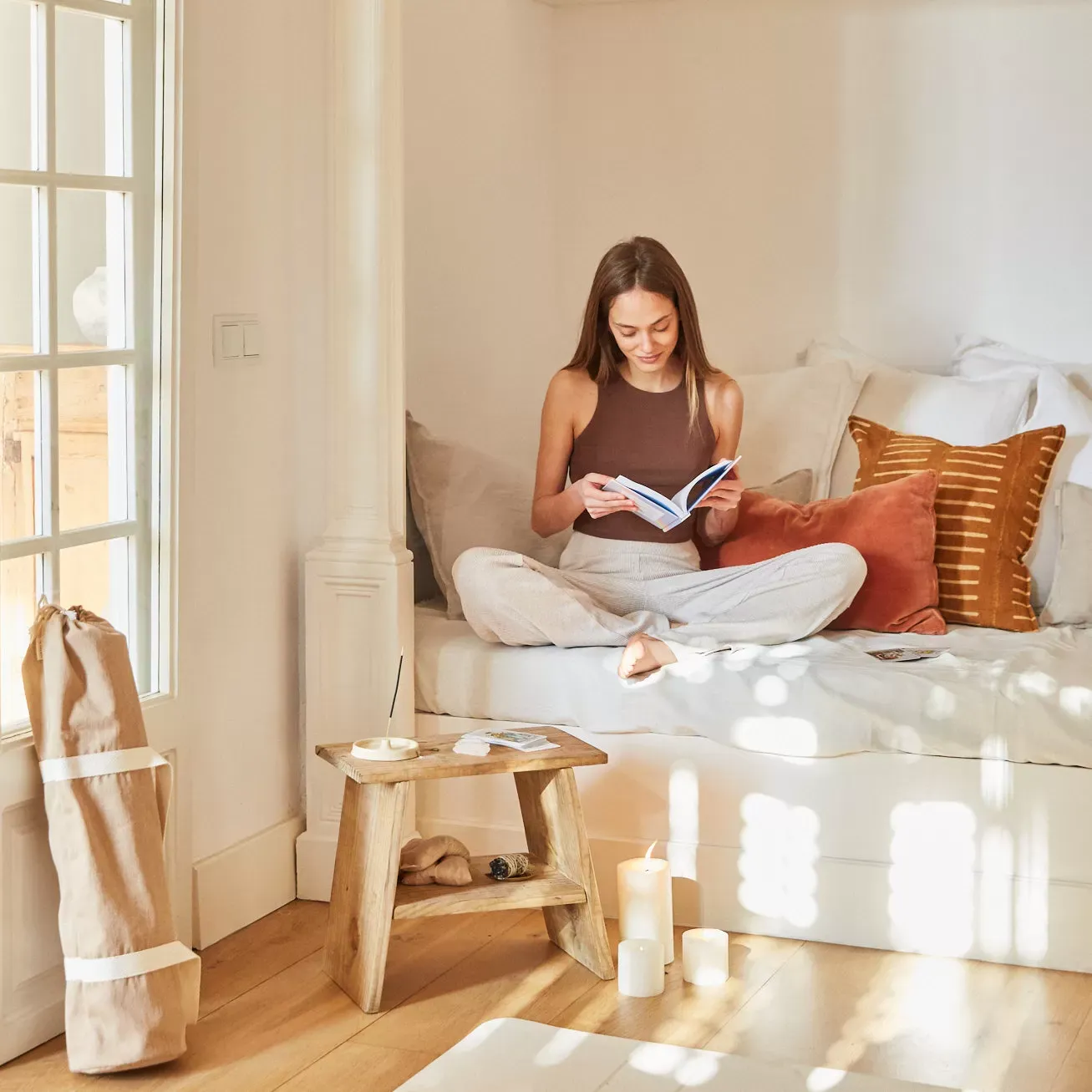 Illustration numéro 2 du produit Table basse en bois de couleur marron