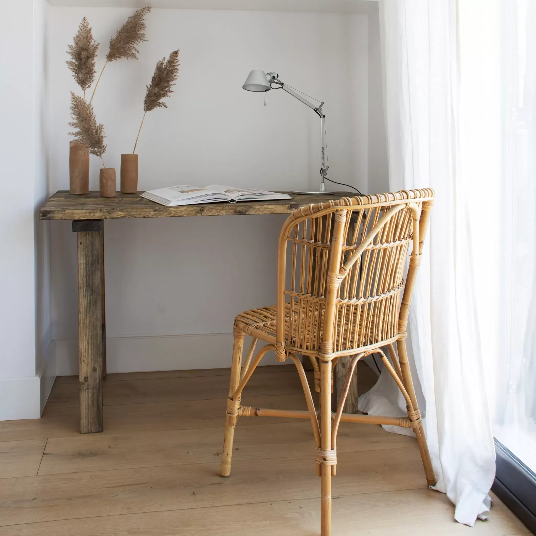 Illustration numéro 2 du produit Bureau en bois  de couleur marron