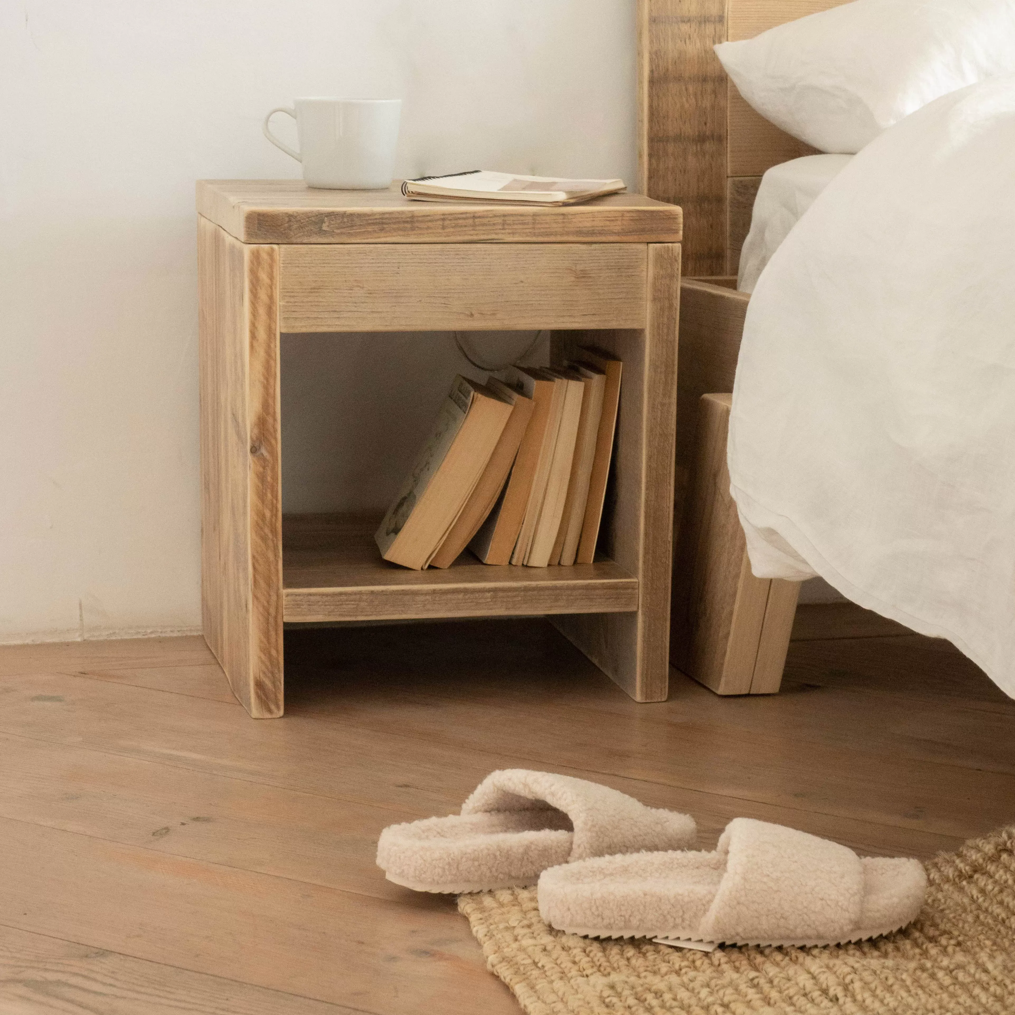 Illustration numéro 2 du produit Table de chevet en bois de couleur beige