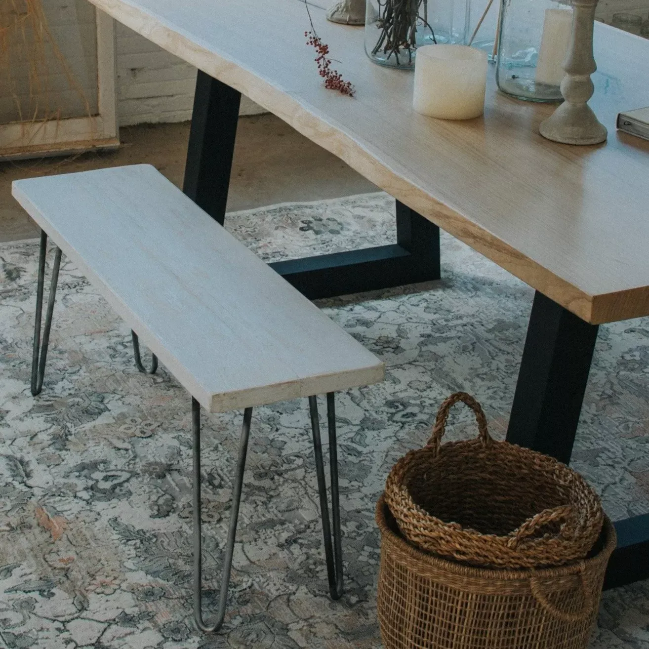 Illustration numéro 2 du produit Banc en bois  de couleur blanc vielli