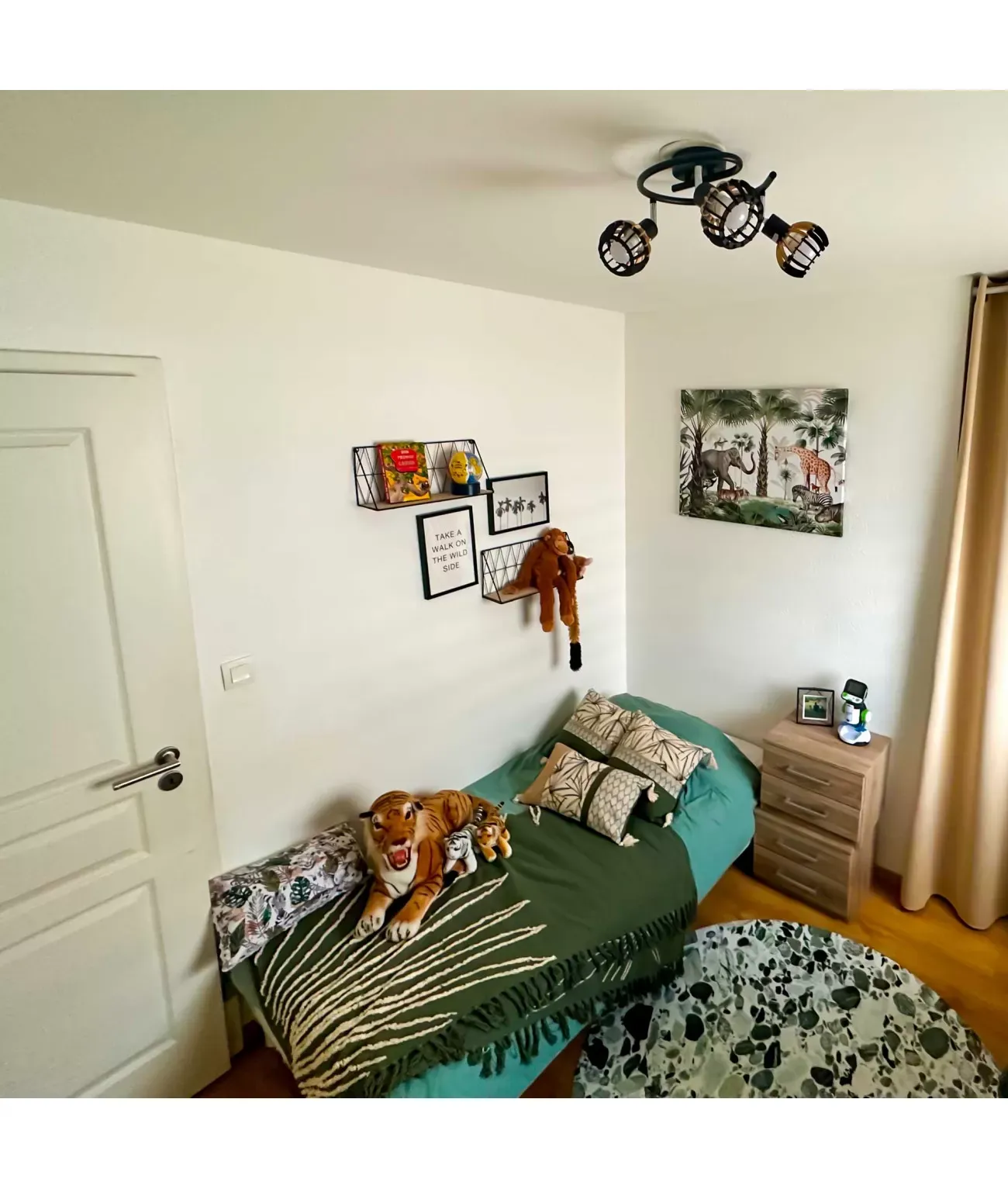 Illustration numéro 2 du produit Plafonnier en bois naturel et noir, socle en métal noir