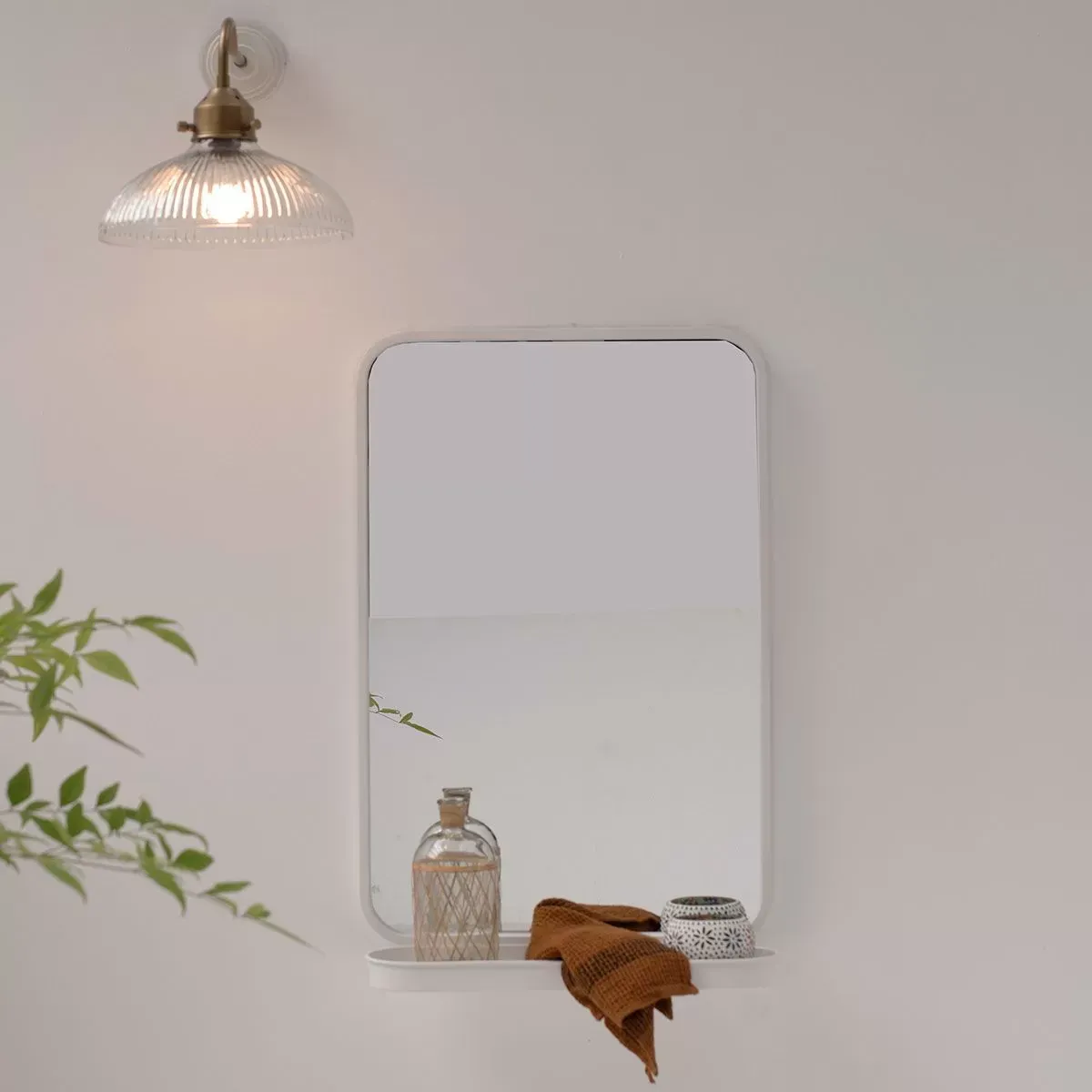Illustration numéro 2 du produit Miroir avec étagère en métal -L0,000 x l50,500 x h77,500 cm - Blanc -