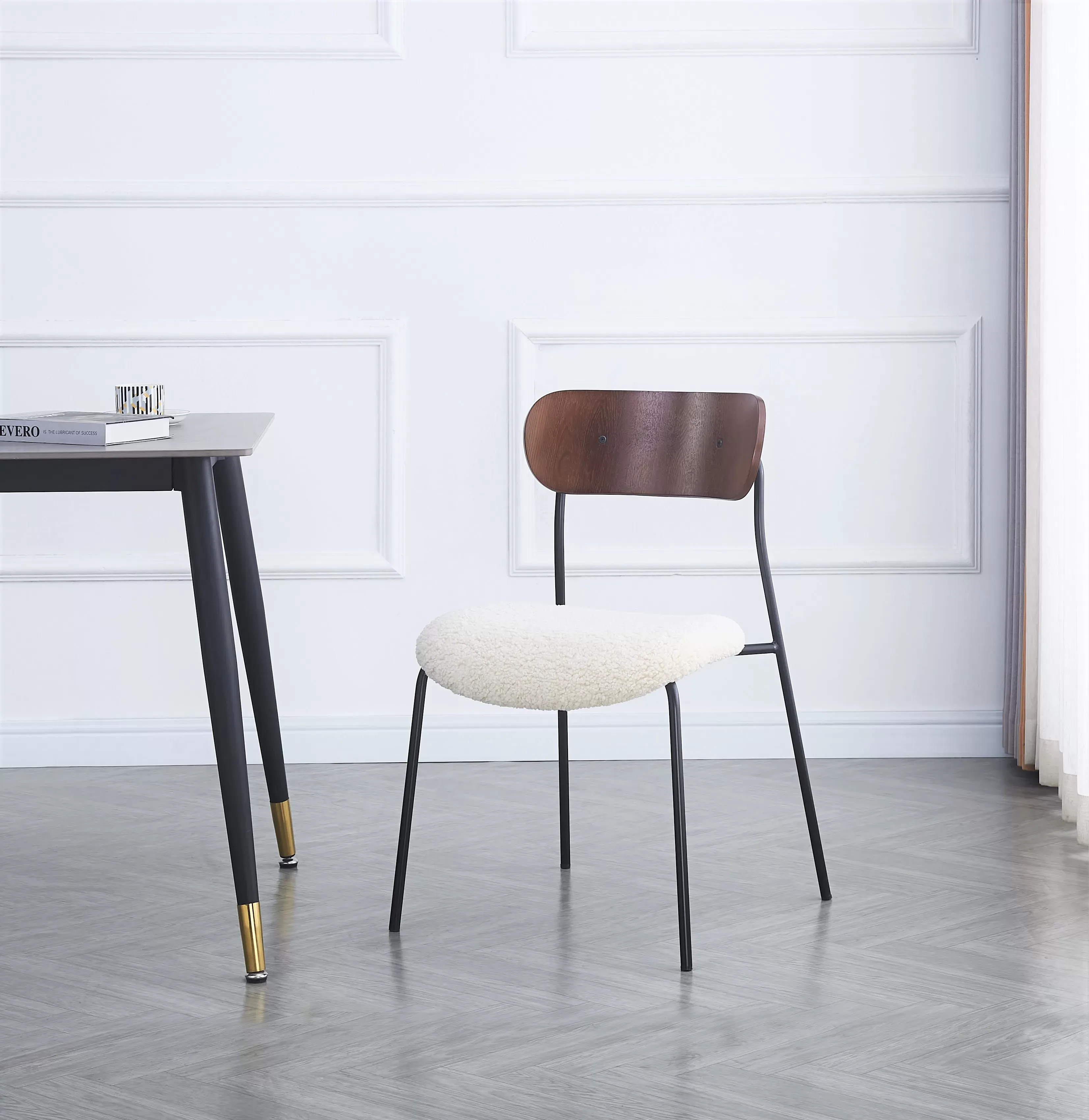 Illustration numéro 2 du produit Lot de 2 chaises industrielles en métal et bouclettes blanc