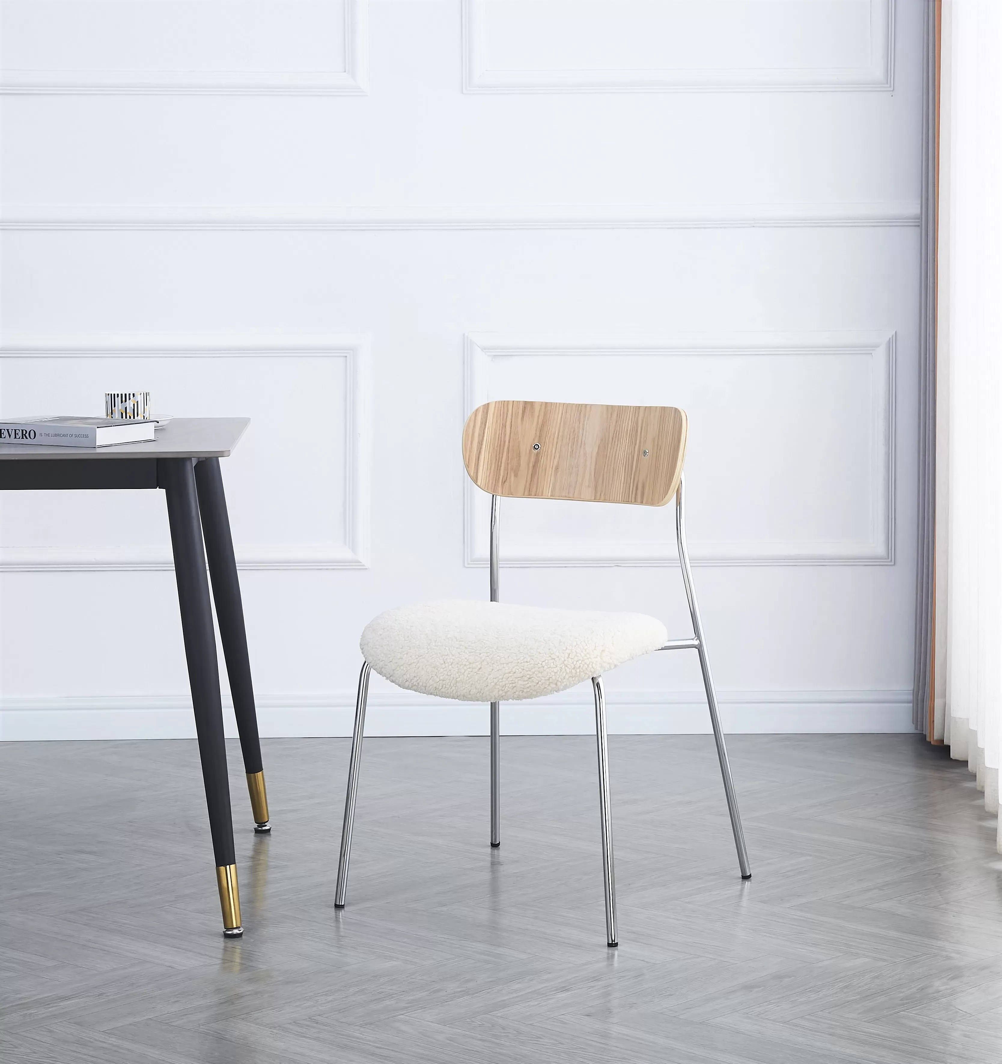 Illustration numéro 2 du produit Lot de 2 chaises industrielles en métal et bouclettes blanc