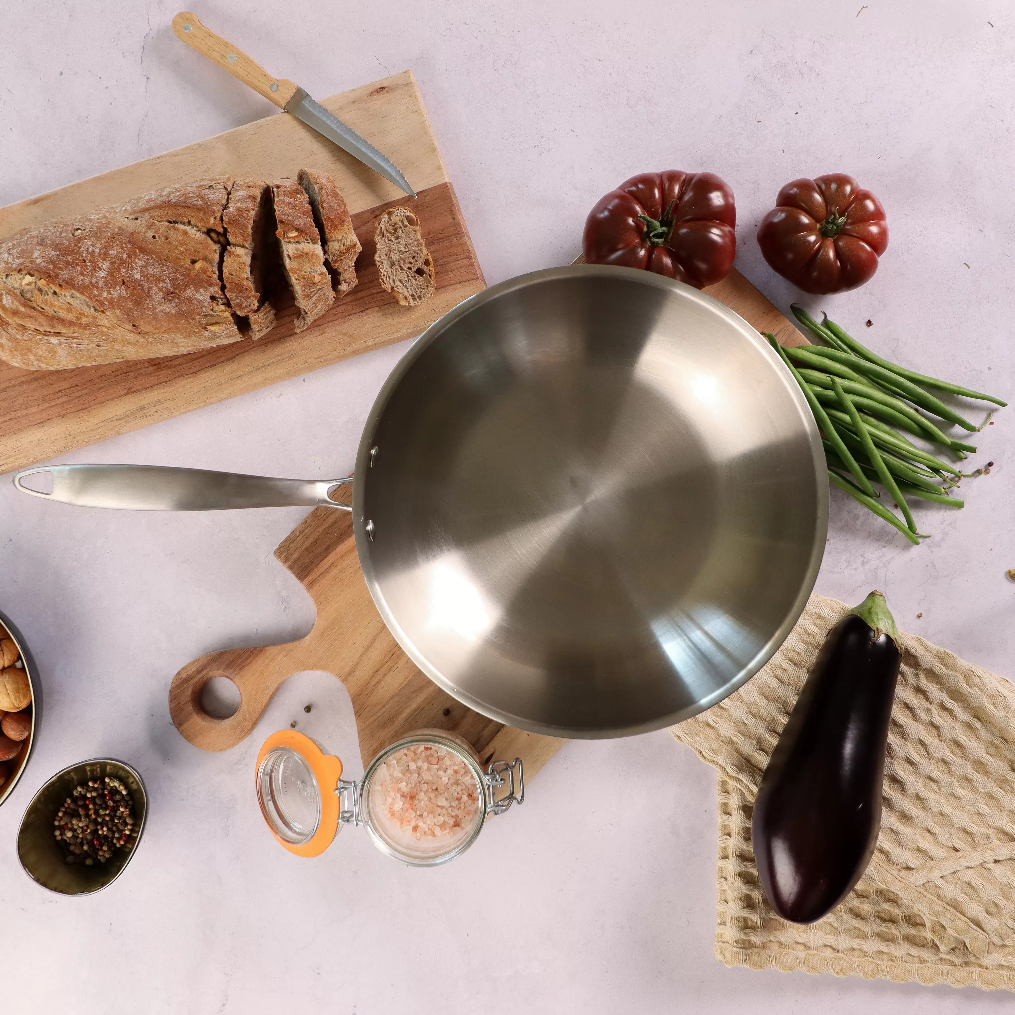 Illustration numéro 2 du produit Wok en acier inoxydable 28cm - fait en France - tous feux