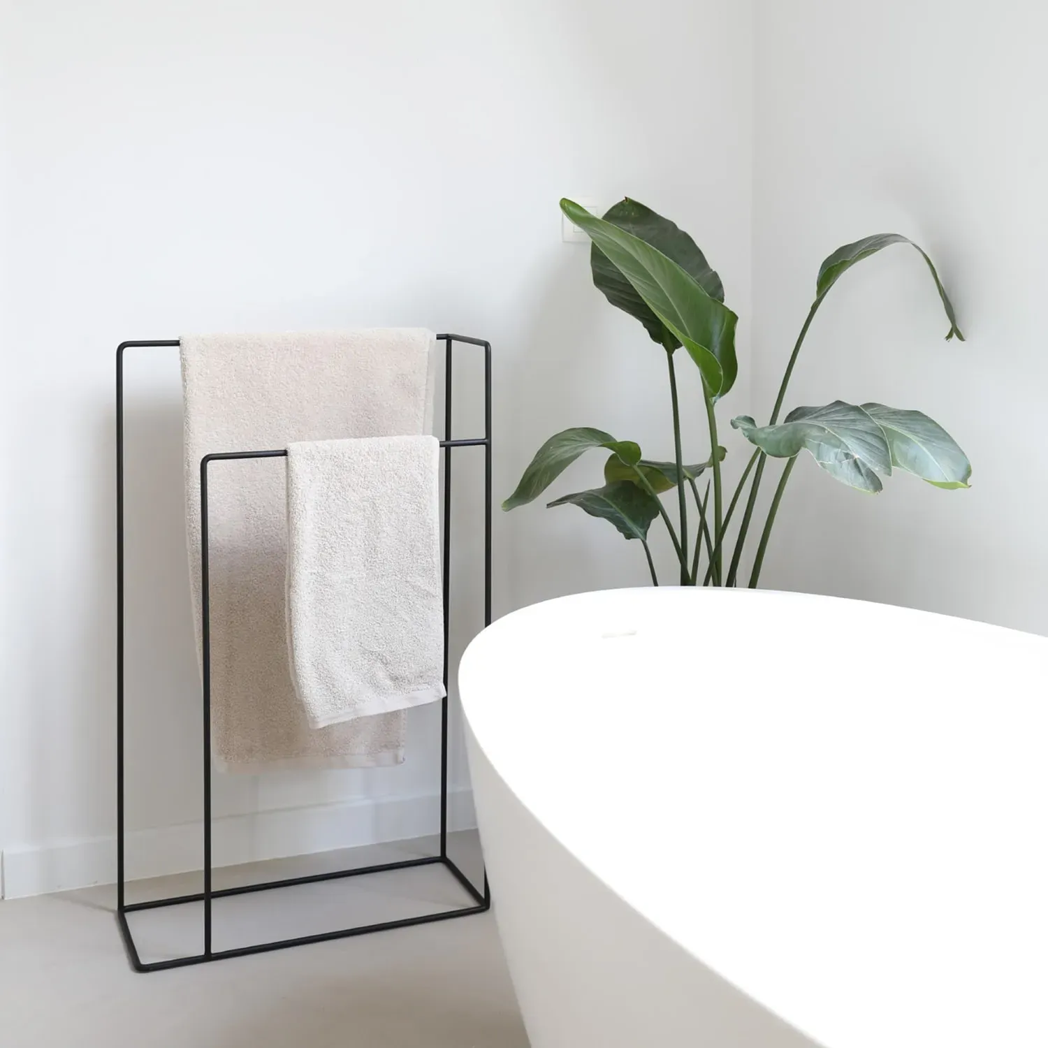 Illustration numéro 2 du produit Porte-serviette en métal en noir de 90 cm de hauteur