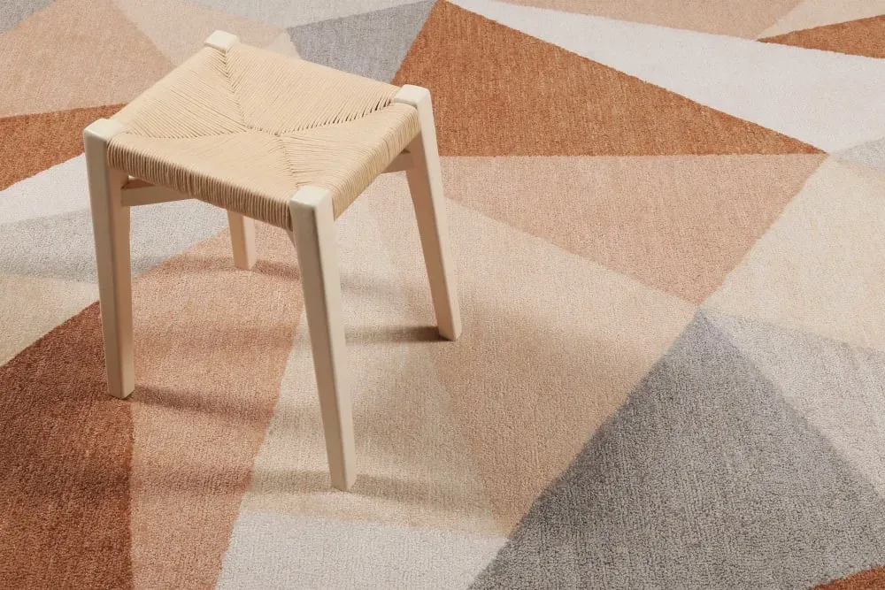 Illustration numéro 2 du produit Tapis graphique à poil ras tons de brique, saumon et gris 80x150