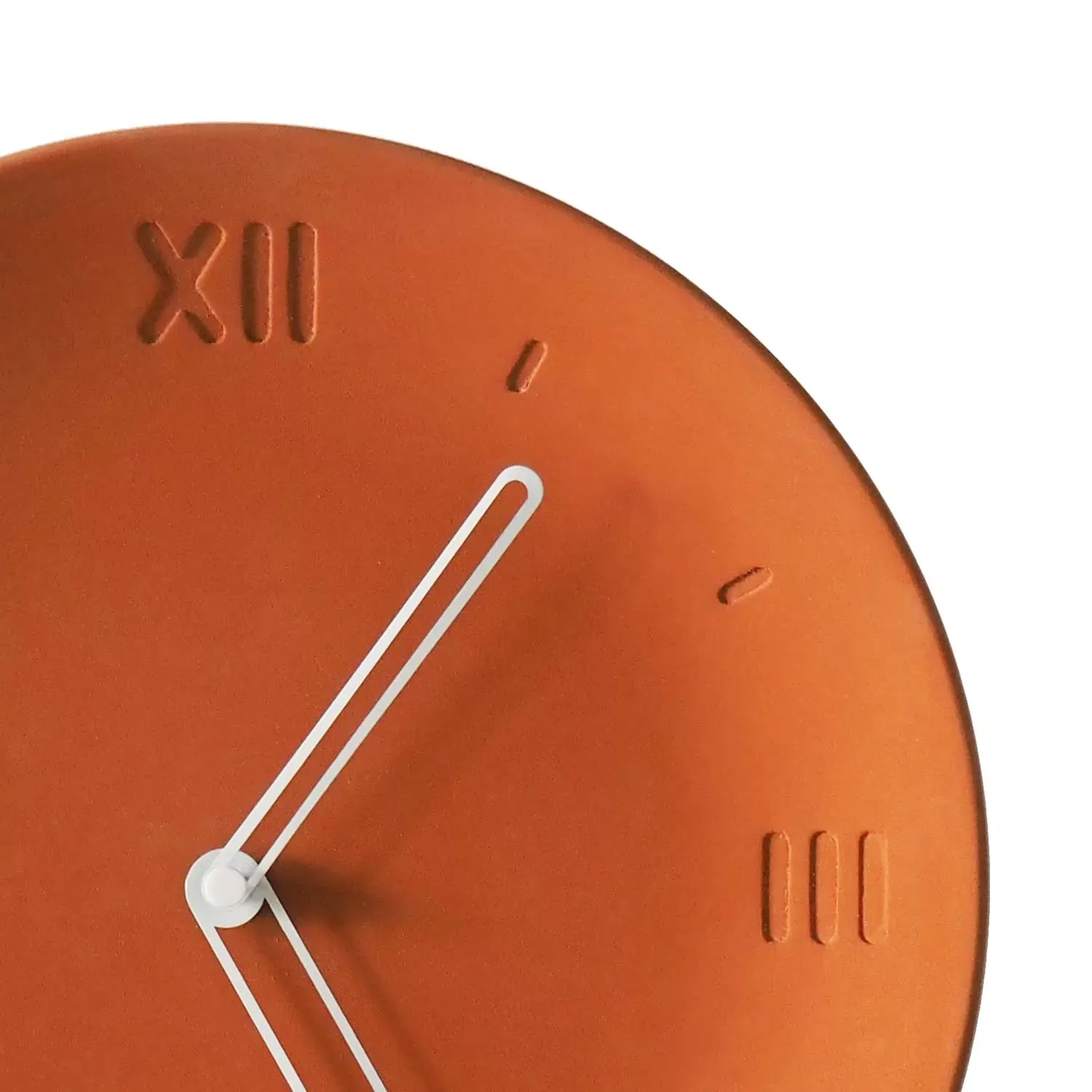 Illustration numéro 2 du produit Horloge en béton terracotta aiguilles blanches