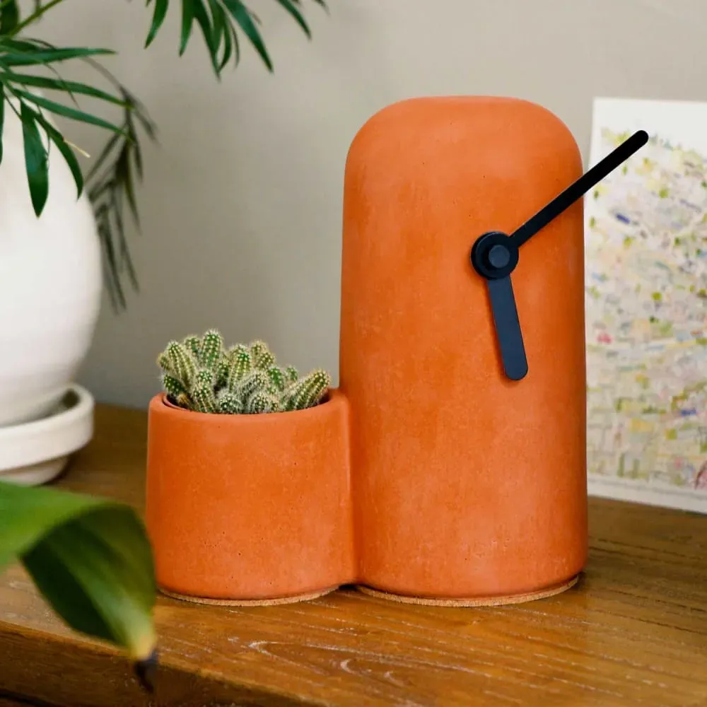 Illustration numéro 2 du produit Horloge en béton terracotta aiguilles noires