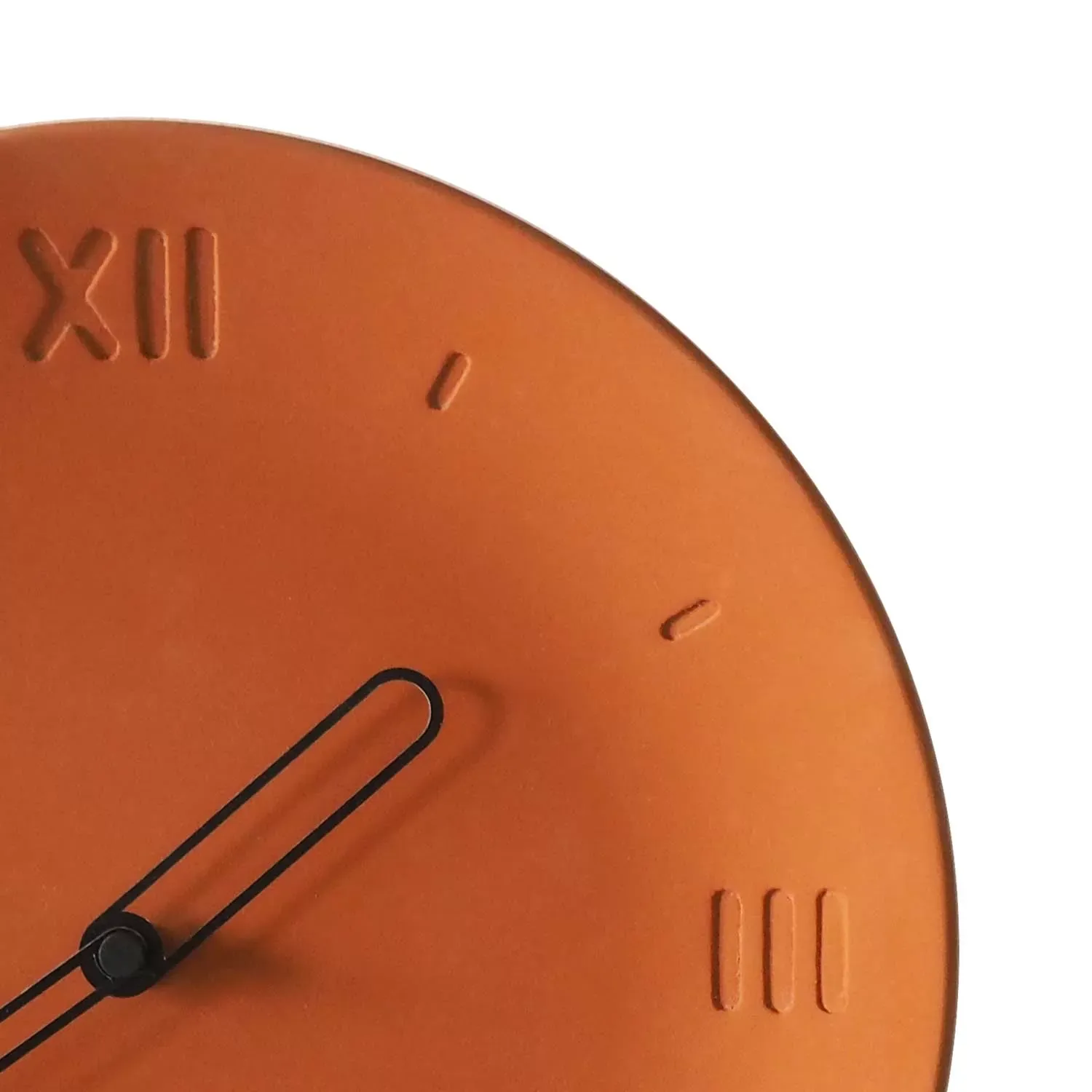 Illustration numéro 2 du produit Horloge en béton terracotta aiguilles noires