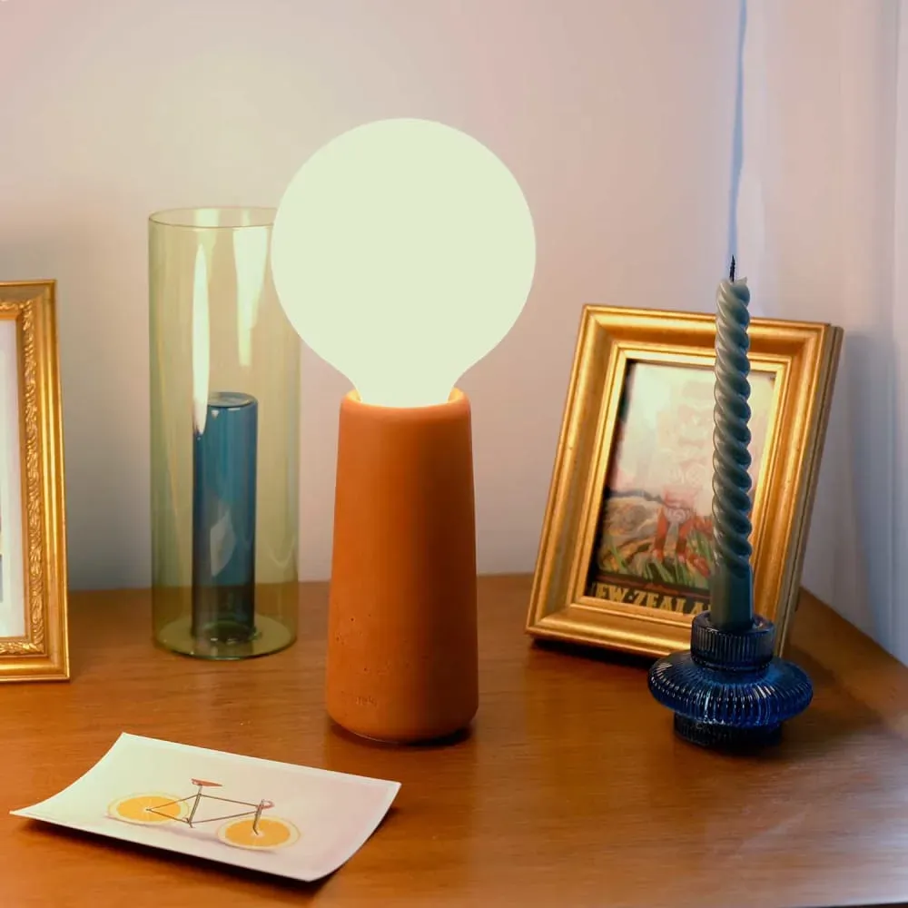 Illustration numéro 2 du produit Lampe à poser béton terracotta avec ampoule effet porcelaine