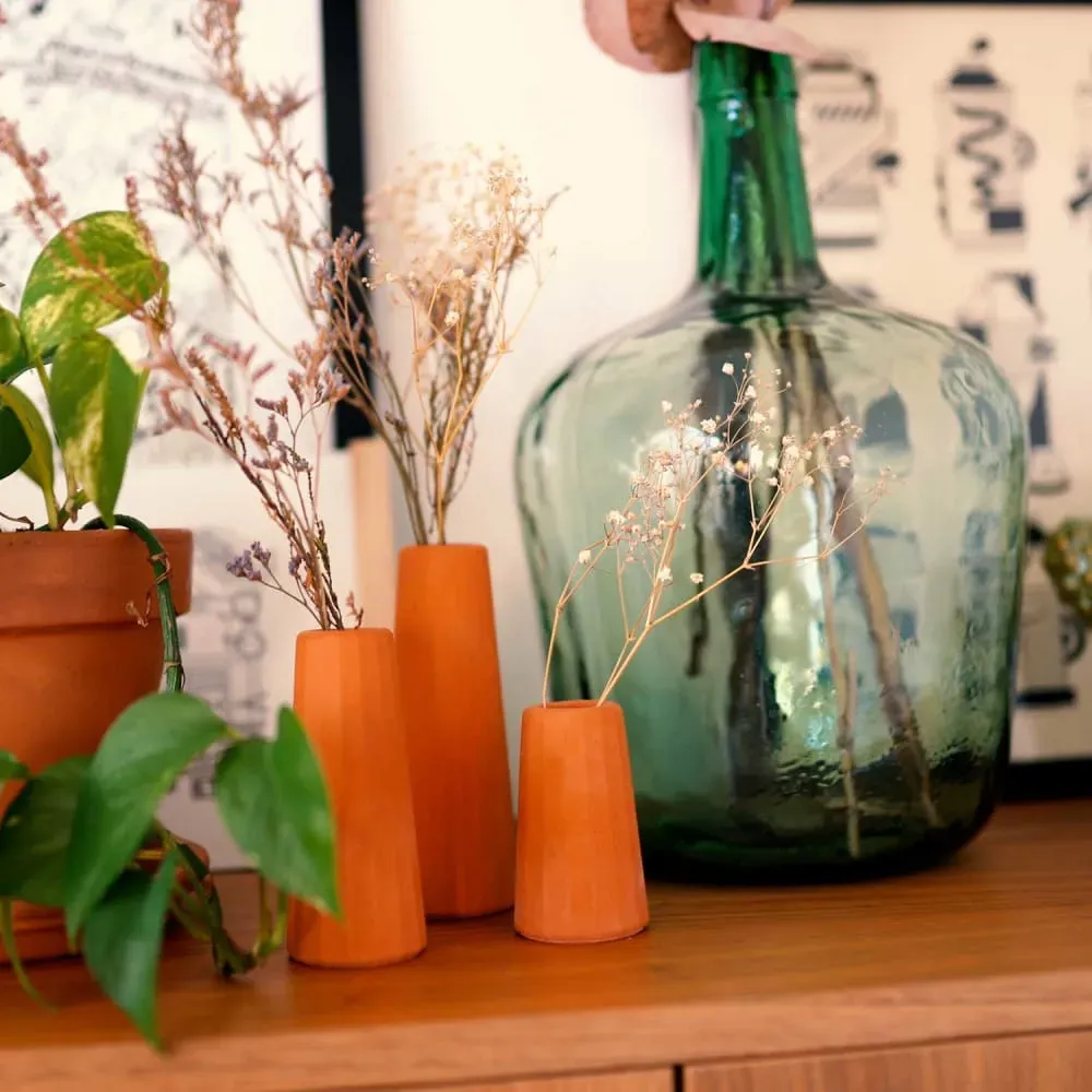 Illustration numéro 2 du produit Vase soliflore béton terracotta (petite taille) H9cm