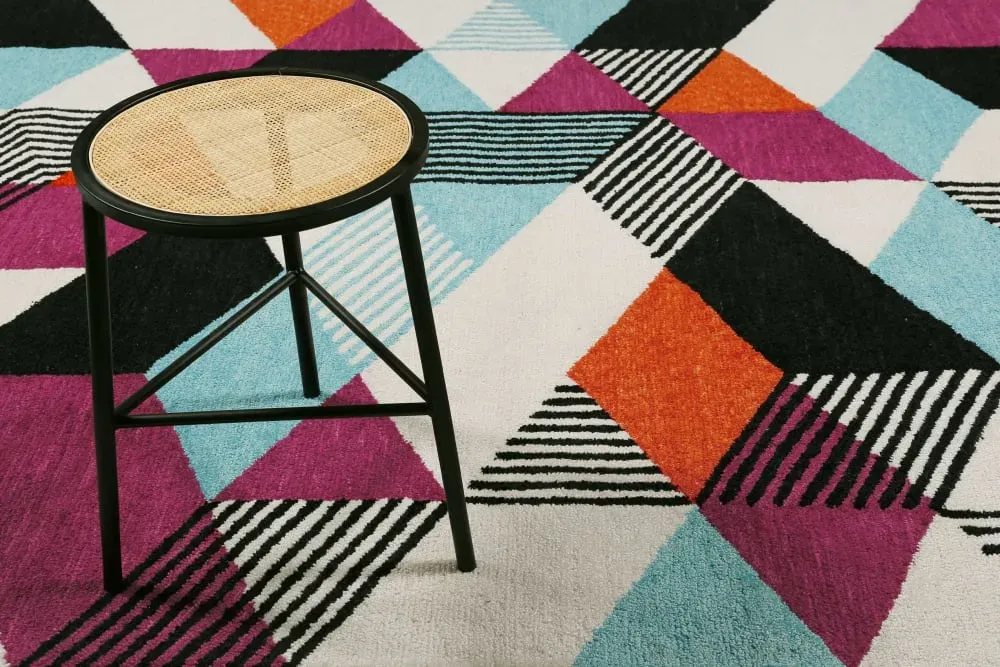 Illustration numéro 2 du produit Tapis fait main à poil ras motif coloré 140x200