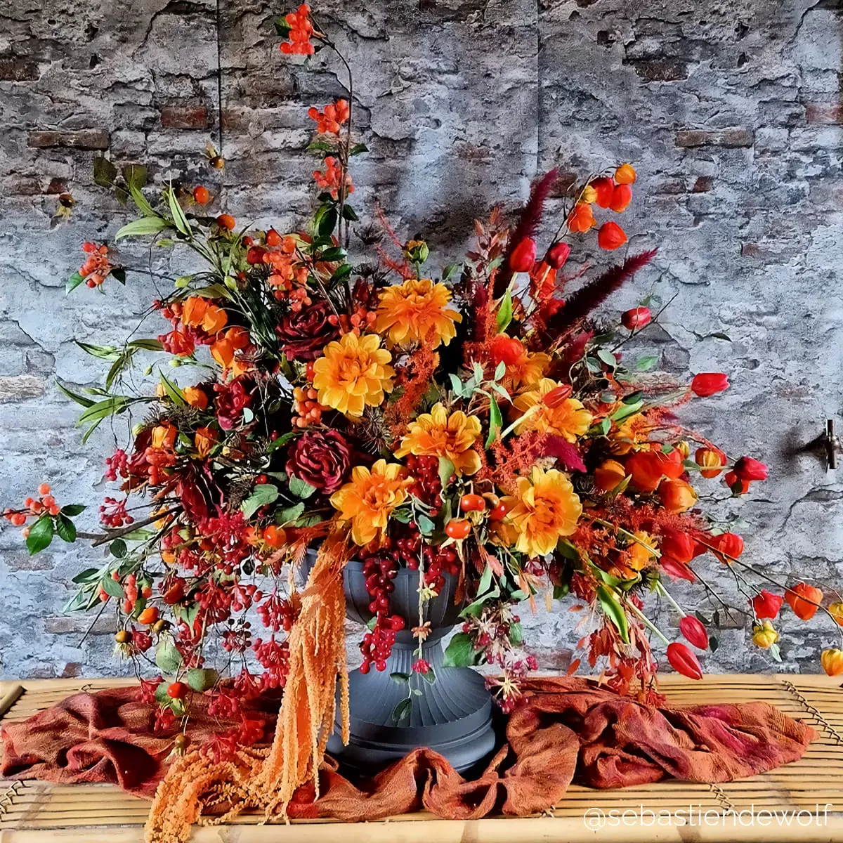 Illustration numéro 2 du produit Branche d'églantier artificielle orange H90