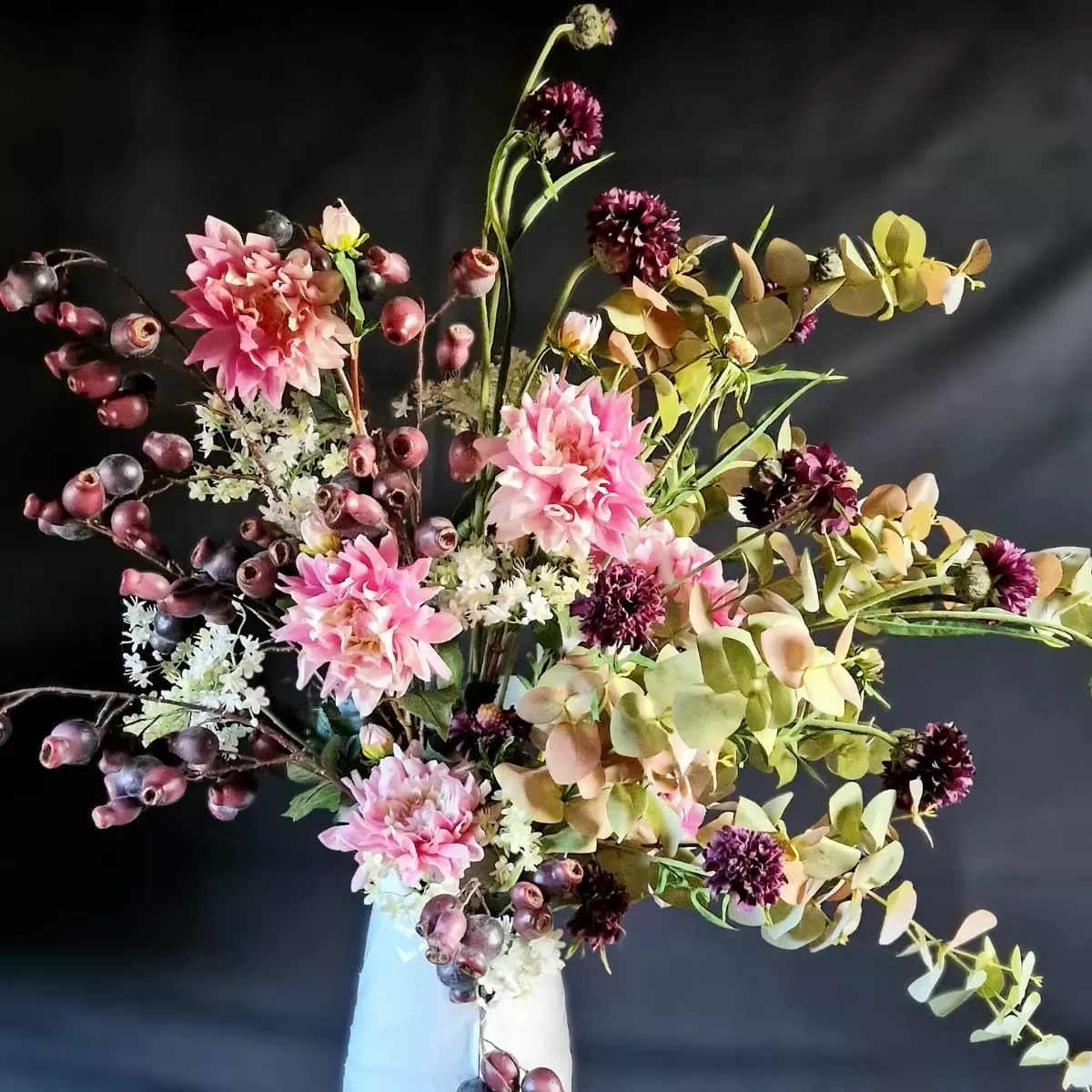 Illustration numéro 2 du produit Branche d'églantier artificielle violette H90