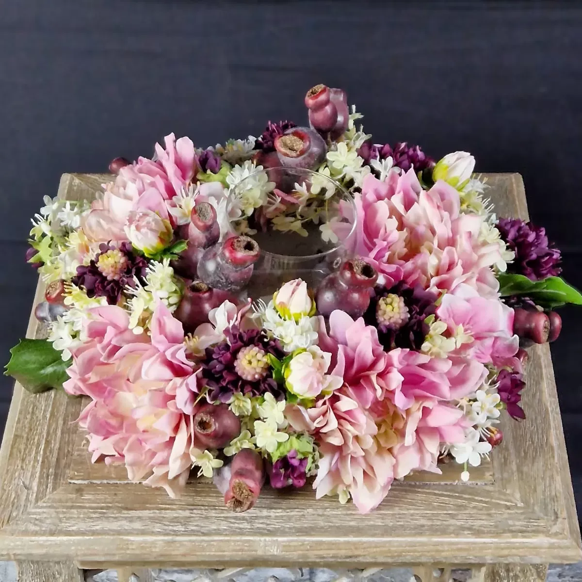 Illustration numéro 2 du produit Branche d'églantier artificielle violette H64