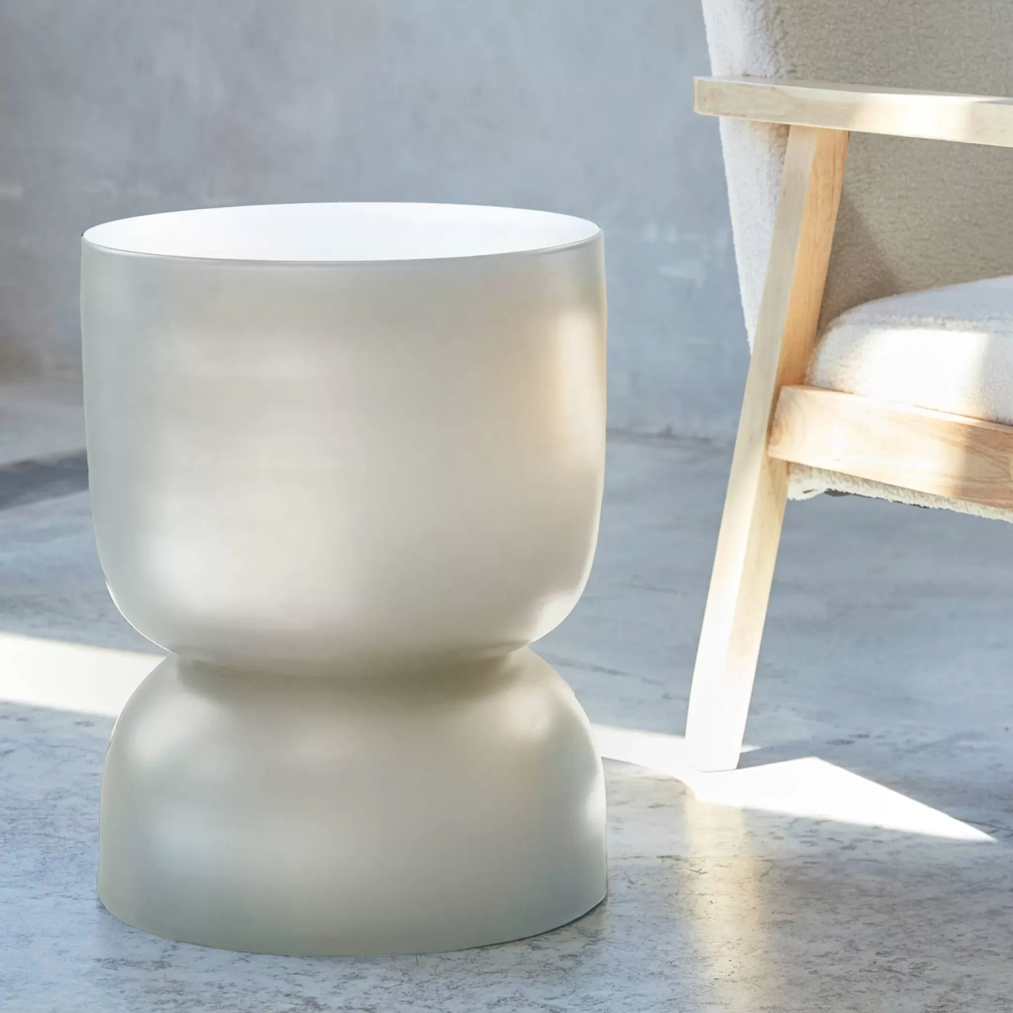 Illustration numéro 2 du produit Table d'appoint en métal