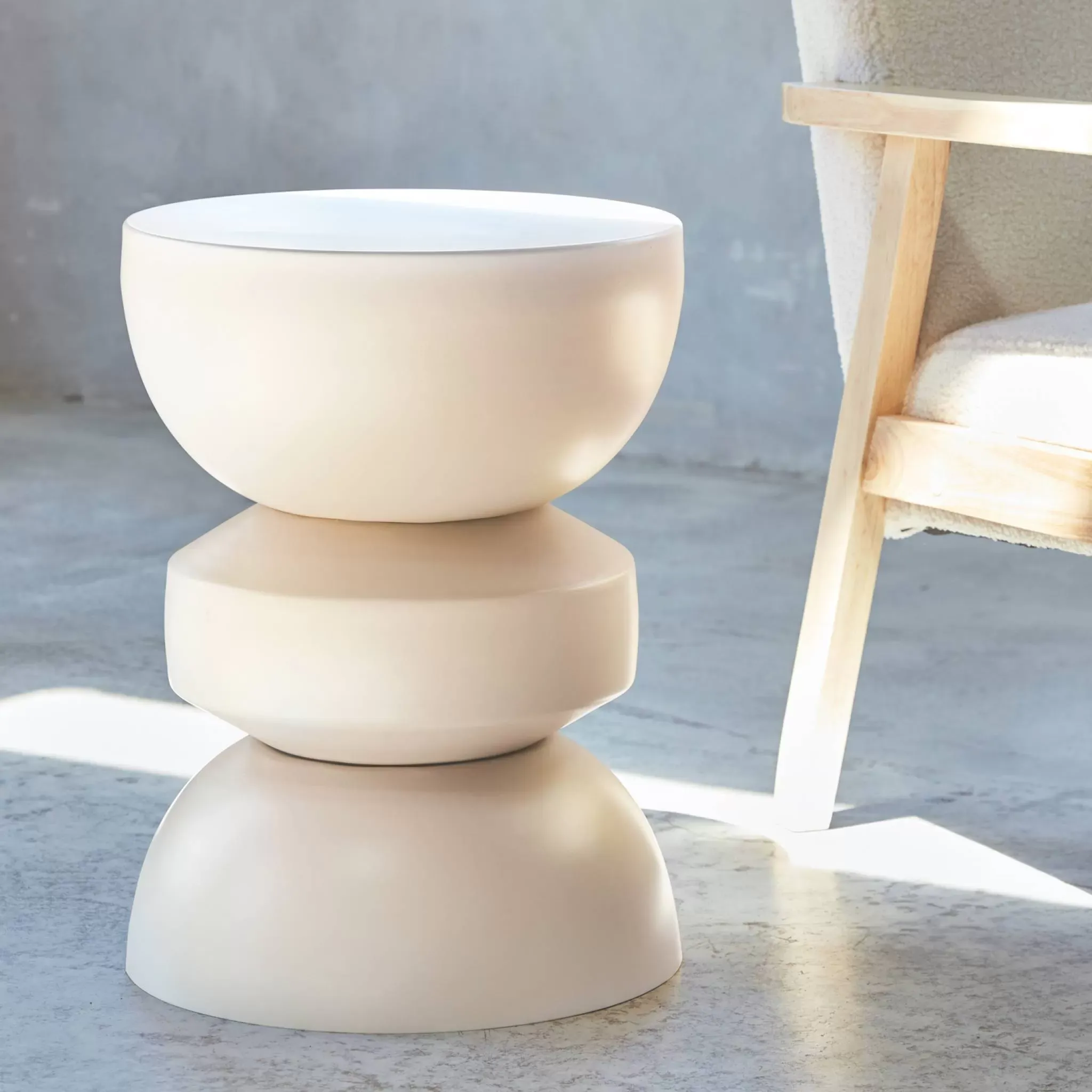 Illustration numéro 2 du produit Table d'appoint en métal créme D32