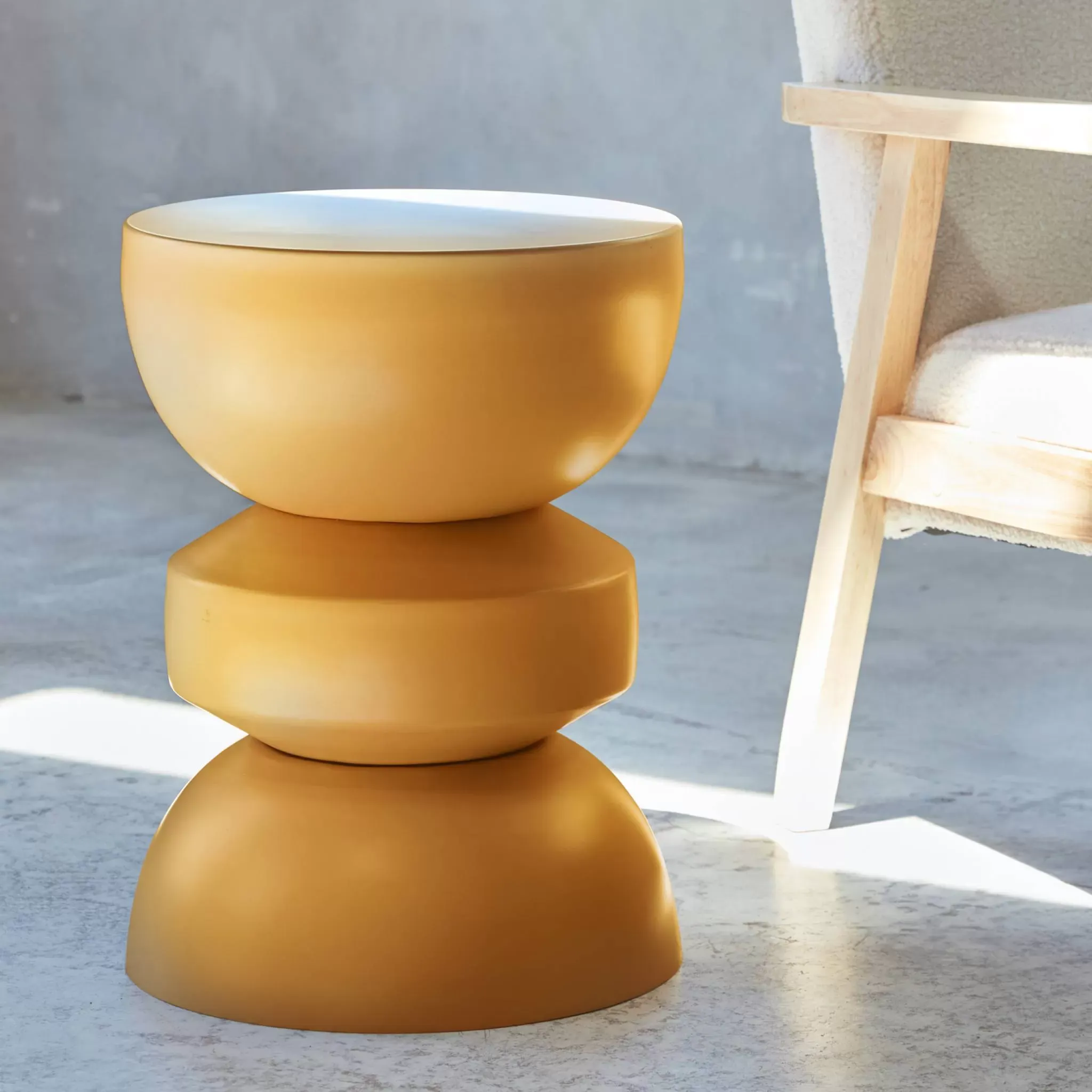 Illustration numéro 2 du produit Table d'appoint en métal moutarde D32