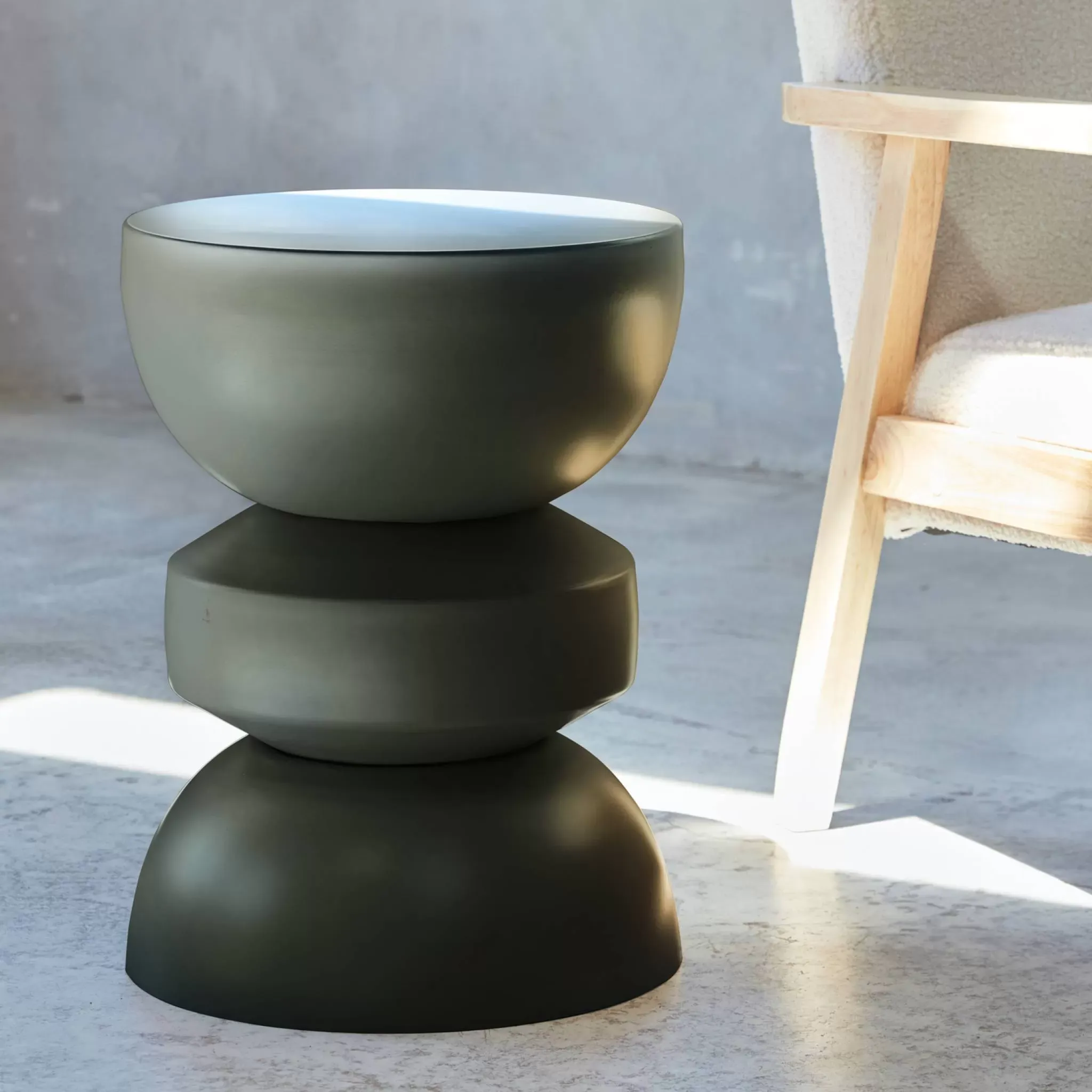 Illustration numéro 2 du produit Table d'appoint en métal  noir D32