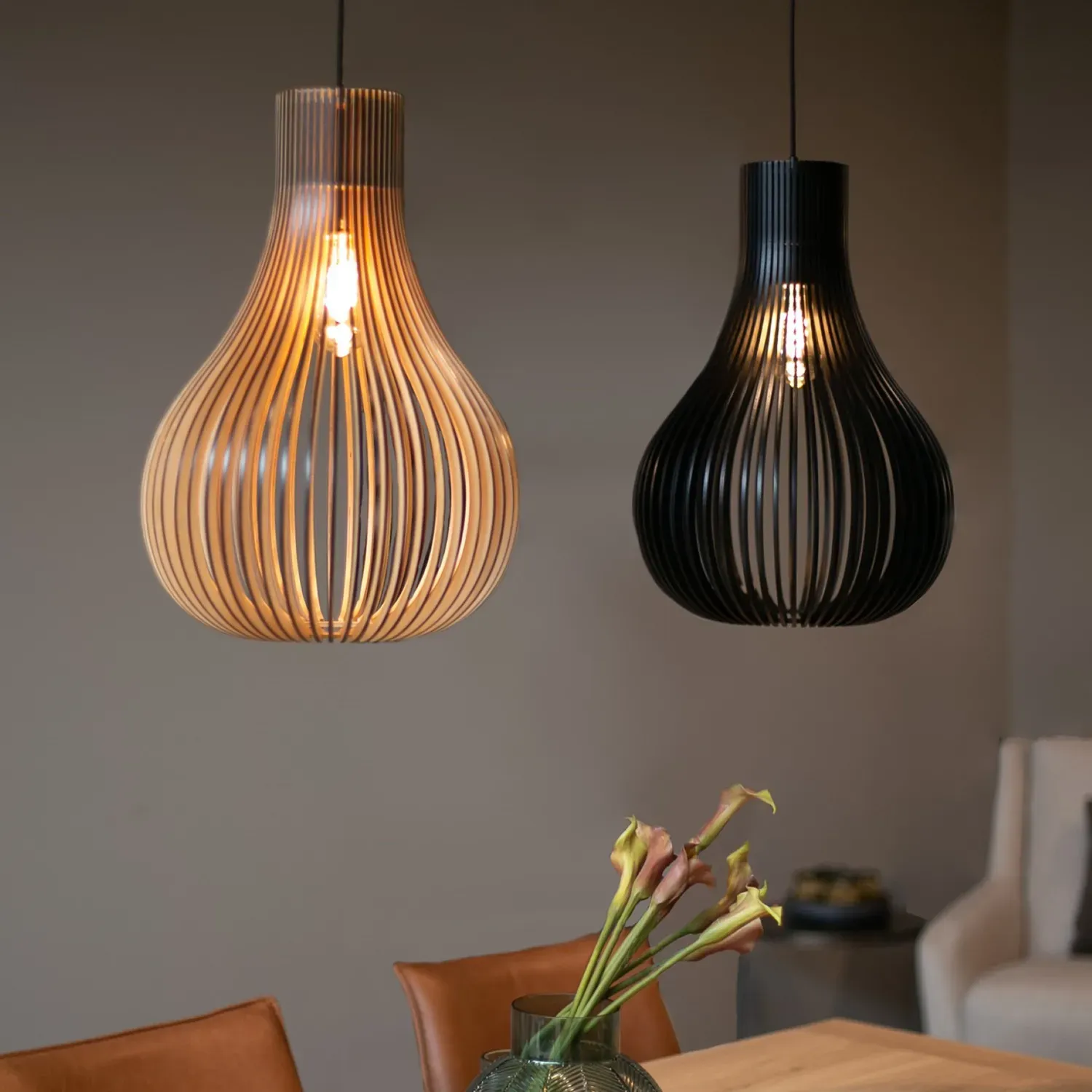 Illustration numéro 2 du produit Lampe suspendue industriellement en bois noir hauteur 190cm