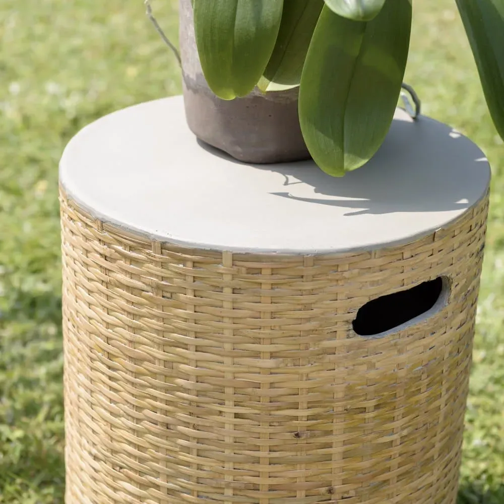 Illustration numéro 2 du produit Table d'appoint ronde plateau en béton socle en bambou naturel