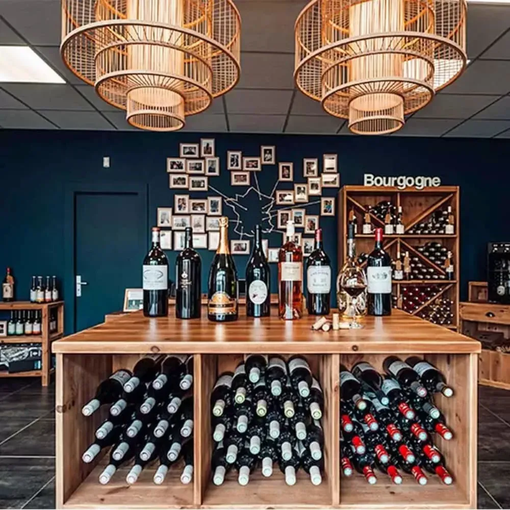 Illustration numéro 2 du produit Présentoir central double face à roulettes 12 casiers bois massif