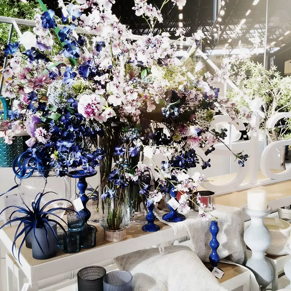 Illustration numéro 2 du produit Feuillage de tillandsia artificiel bleu H27