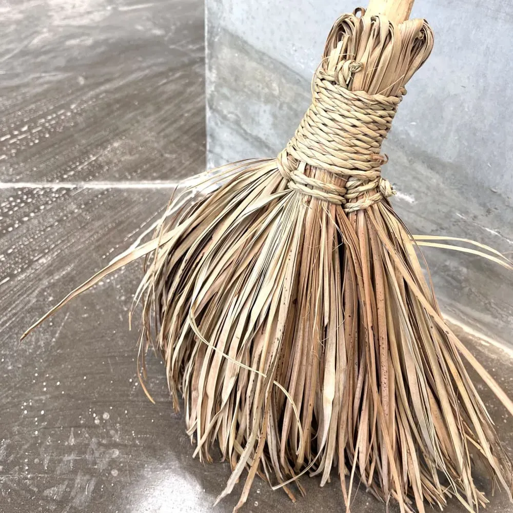 Illustration numéro 2 du produit Balai extérieur canne et palmier bambou/bois naturel 120 cm