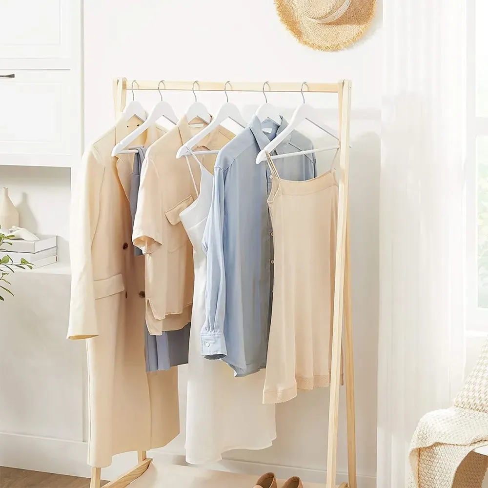 Illustration numéro 2 du produit Lot de 20 Cintres en bois blanc avec Crochets pivotants