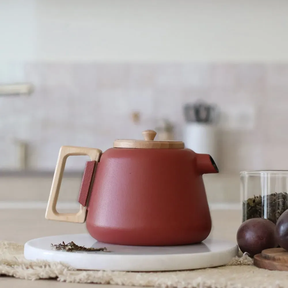 Illustration numéro 2 du produit Théière en fonte rouge avec couvercle en bois 1L