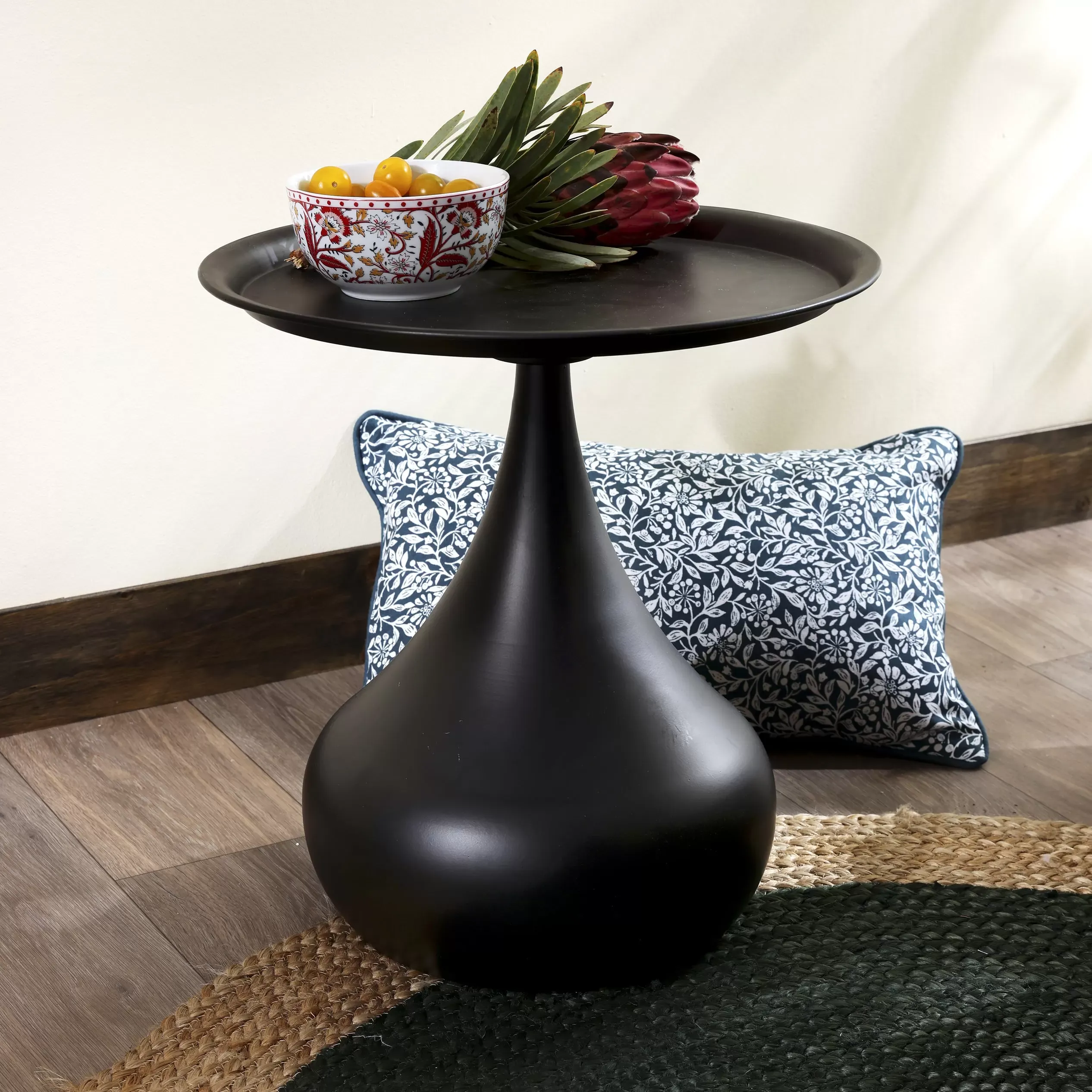 Illustration numéro 2 du produit Table en métal noir