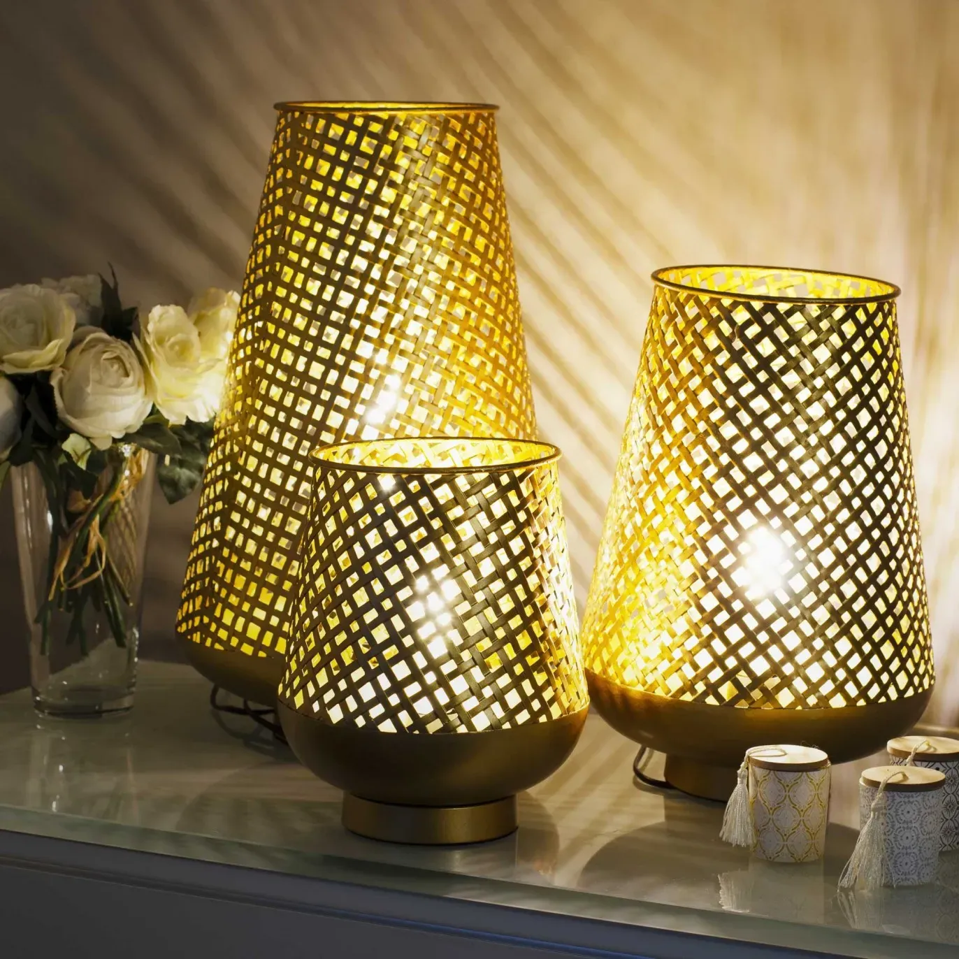 Illustration numéro 2 du produit Lampe en métal coloris doré