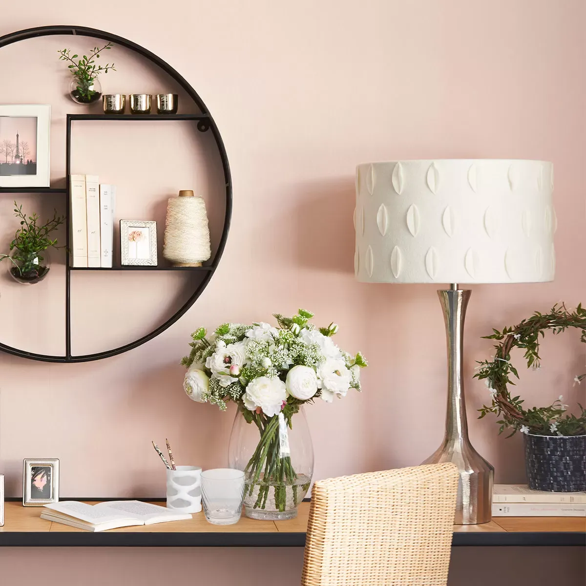 Illustration numéro 2 du produit Cache-pot décoratif en fer noir H14