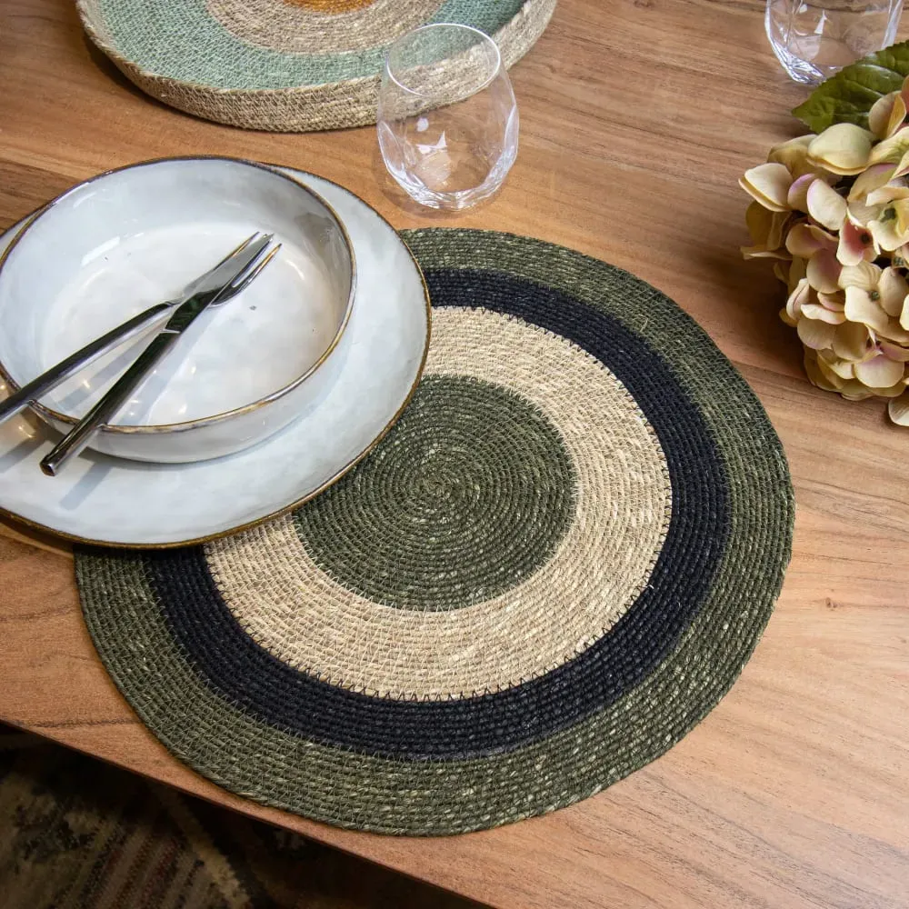 Illustration numéro 2 du produit Lot de 6 sets de table vert en jonc de mer 38cm