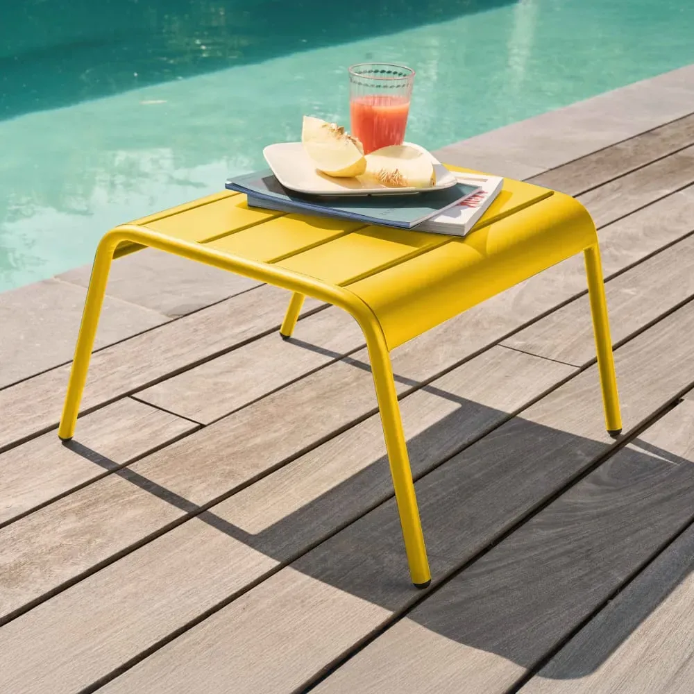 Illustration numéro 2 du produit Repose pied en métal jaune