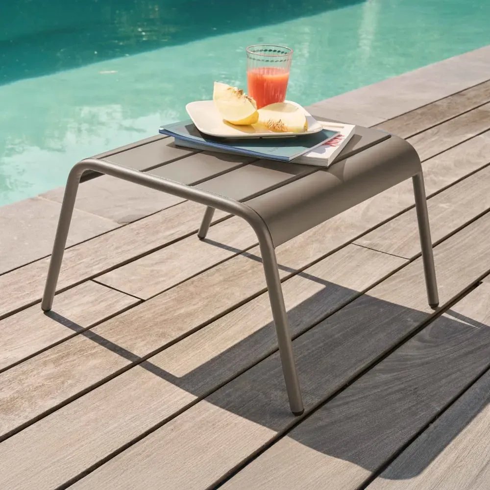 Illustration numéro 2 du produit Repose pied en métal taupe