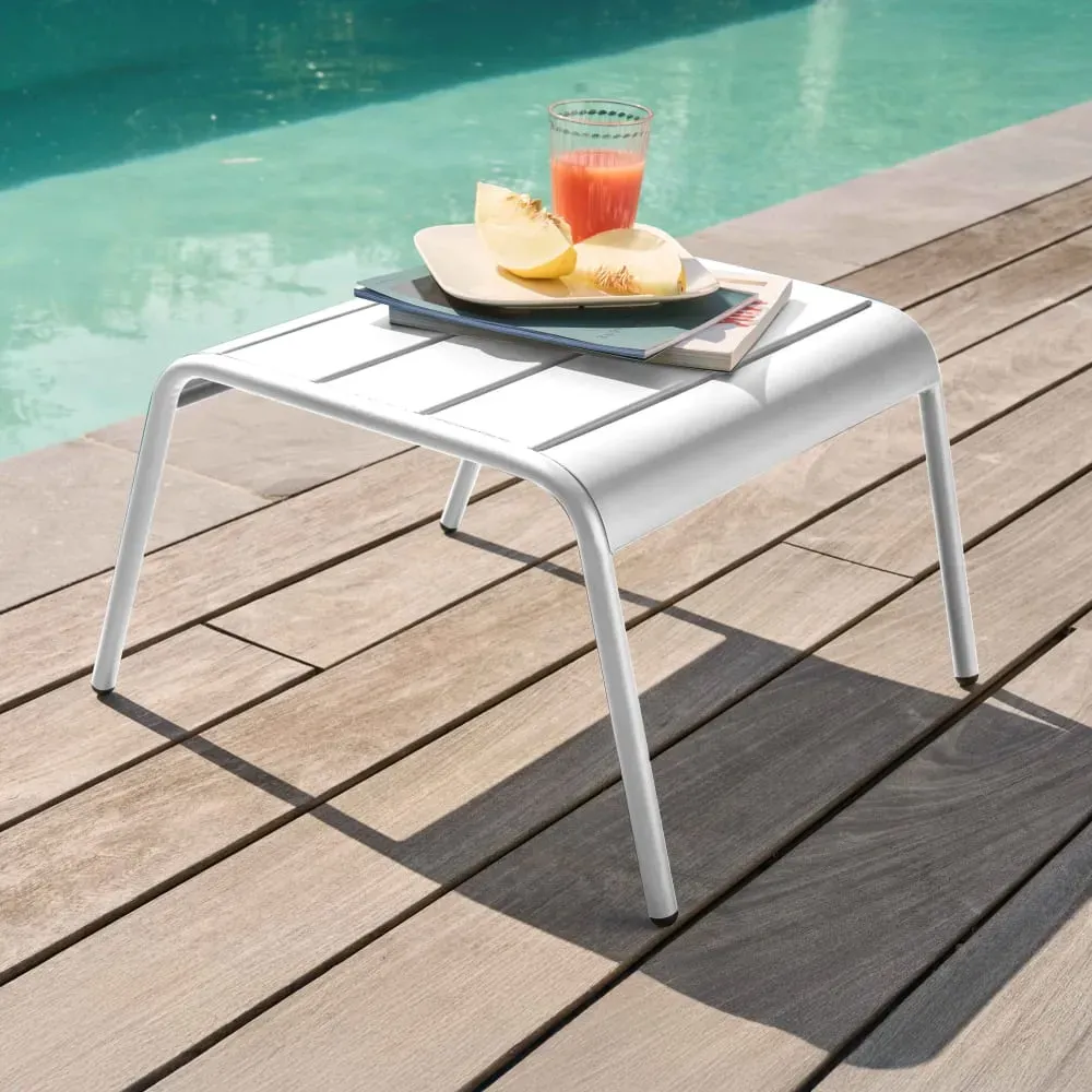 Illustration numéro 2 du produit Repose pied en métal blanc