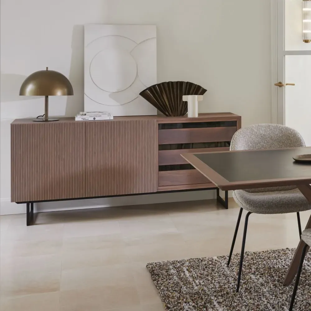 Illustration numéro 2 du produit Buffet en noyer 2 portes et 3 tiroirs