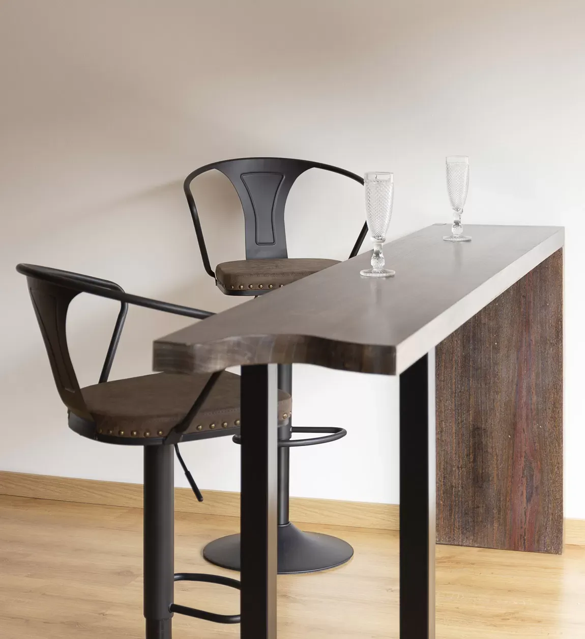 Illustration numéro 2 du produit Set de 2 tabourets de bar pivotants en métal et simili-cuir